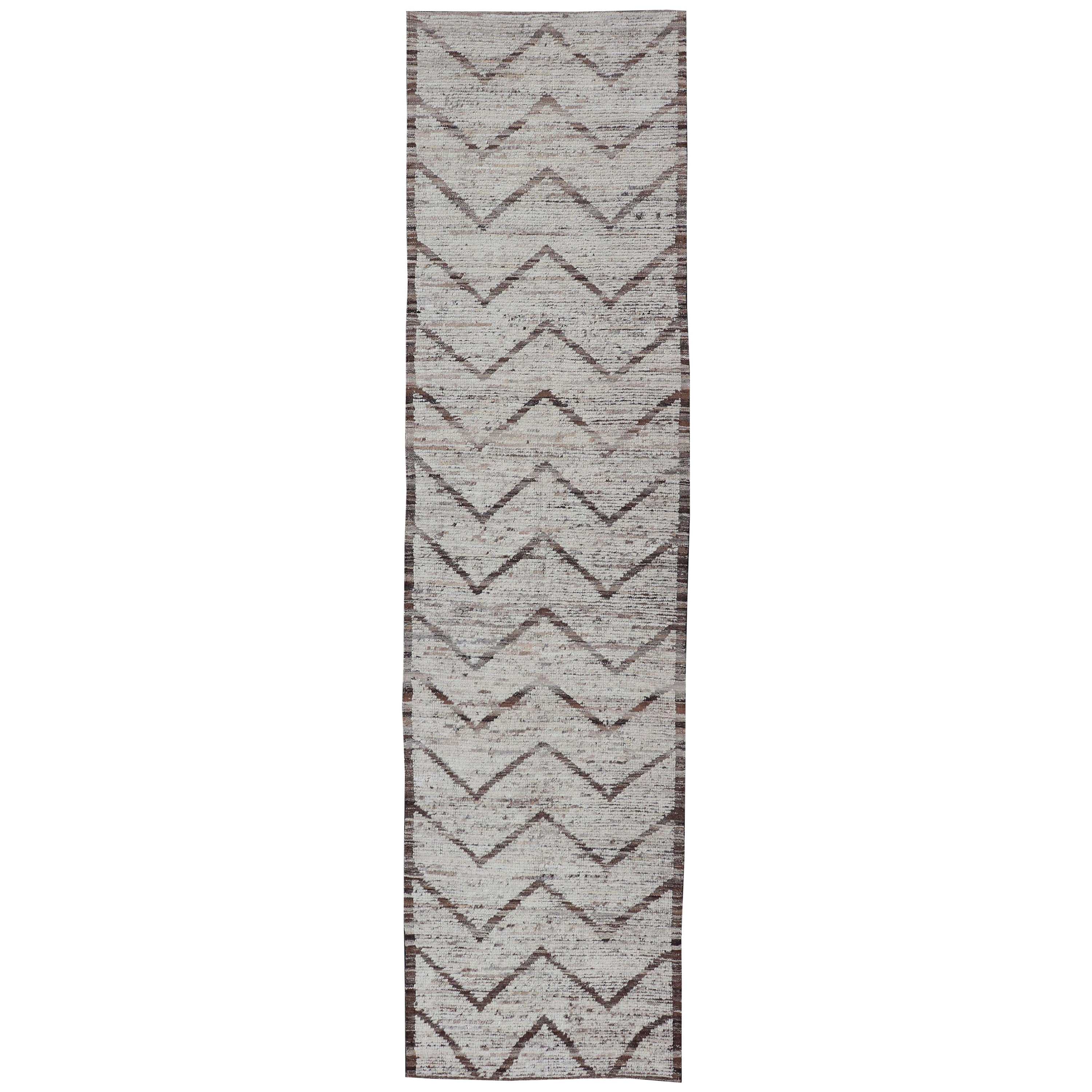 Tapis de couloir moderne noué à la main au design sur toute sa surface, couleur marron et fond crème en vente