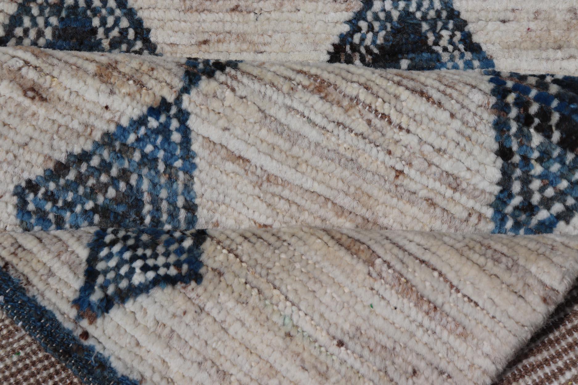Alfombra de lana moderna anudada a mano con diseño de rombos en azul y marfil en venta 2
