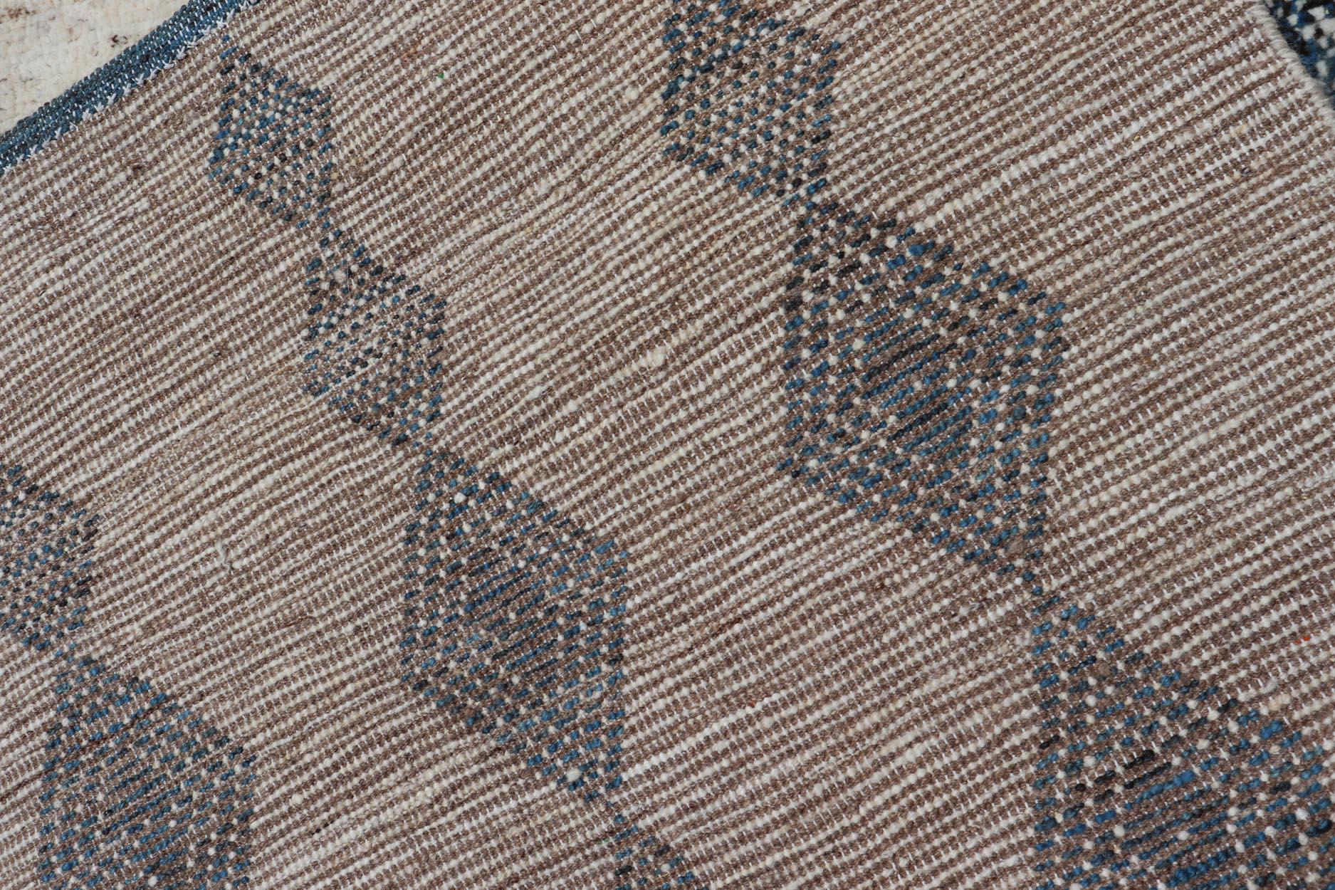 Alfombra de lana moderna anudada a mano con diseño de rombos en azul y marfil en venta 3