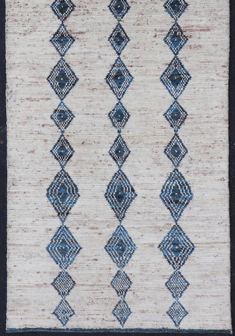 Alfombra de lana moderna anudada a mano con diseño de rombos en azul y marfil Afgano en venta