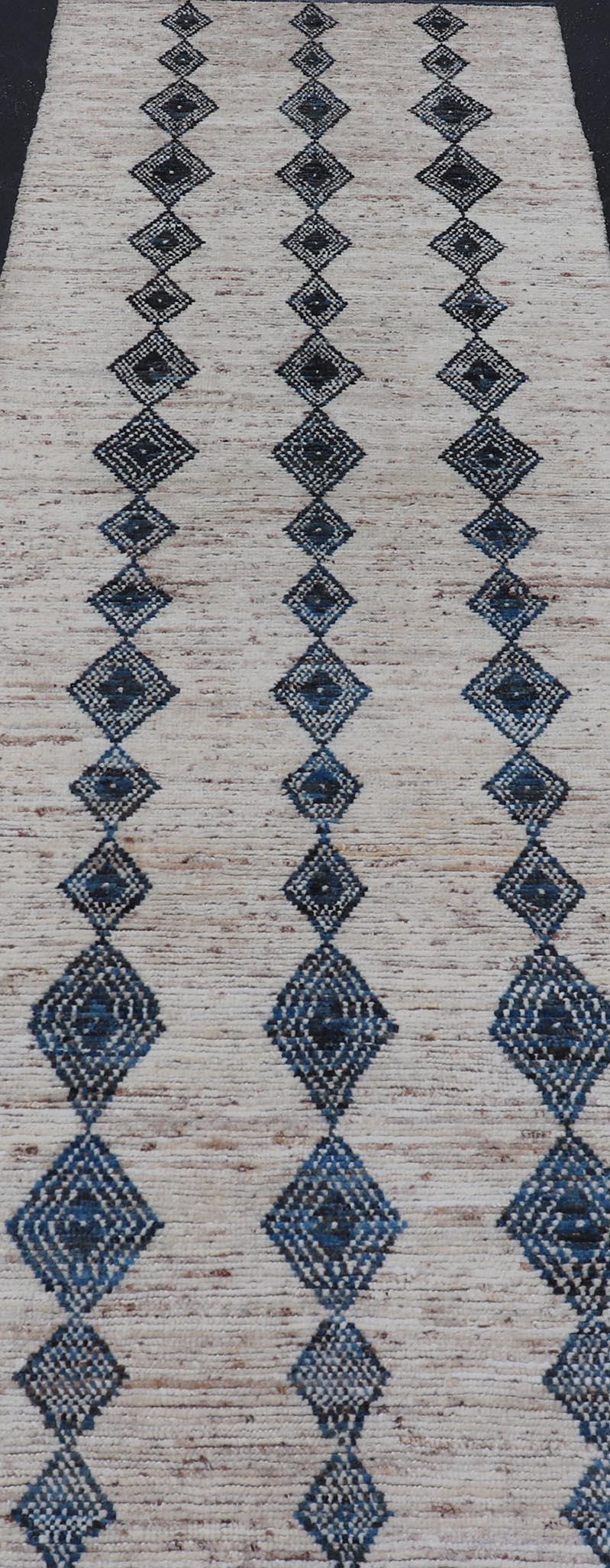 Alfombra de lana moderna anudada a mano con diseño de rombos en azul y marfil Anudado a mano en venta