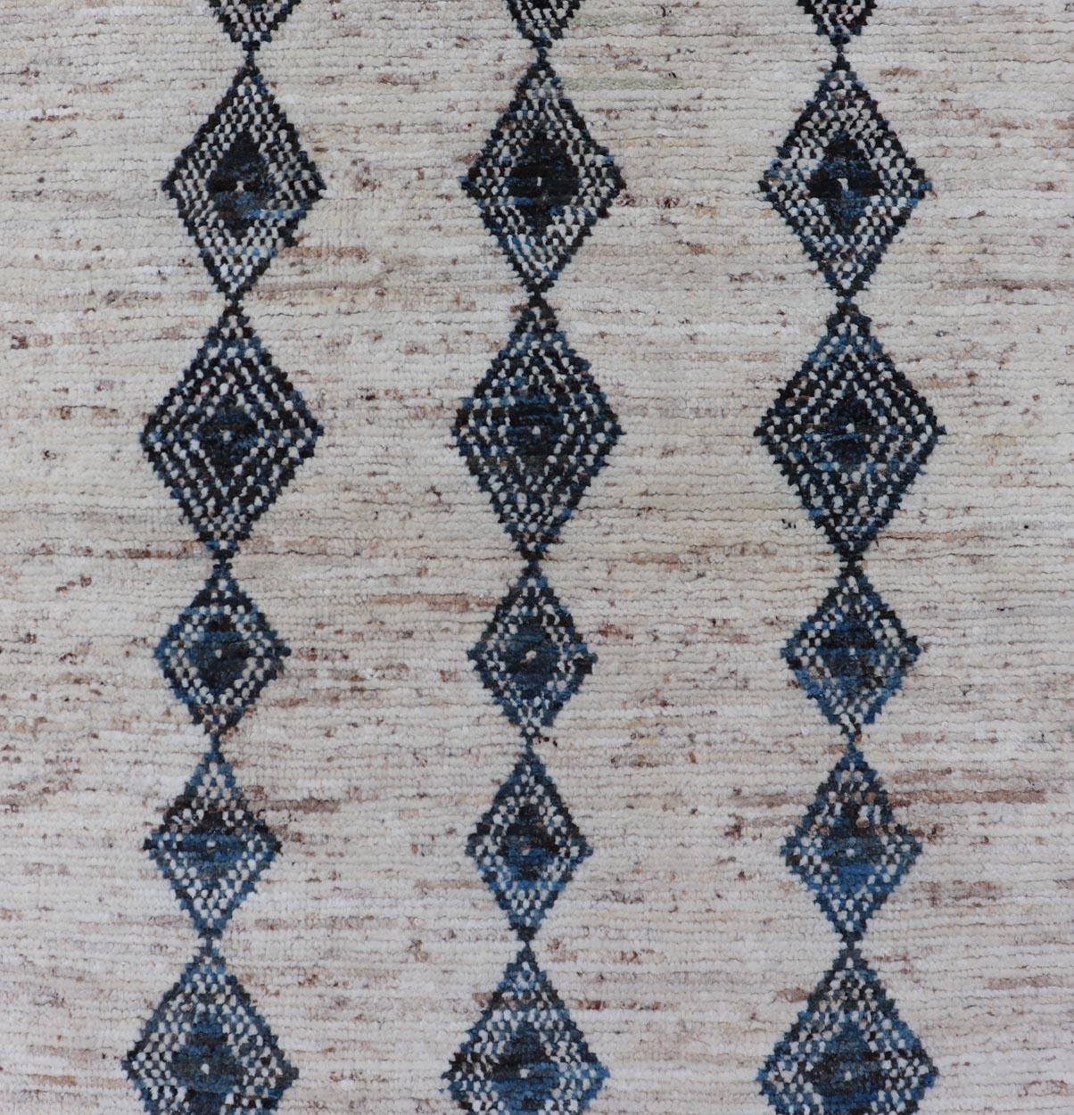 Alfombra de lana moderna anudada a mano con diseño de rombos en azul y marfil Siglo XXI y contemporáneo en venta