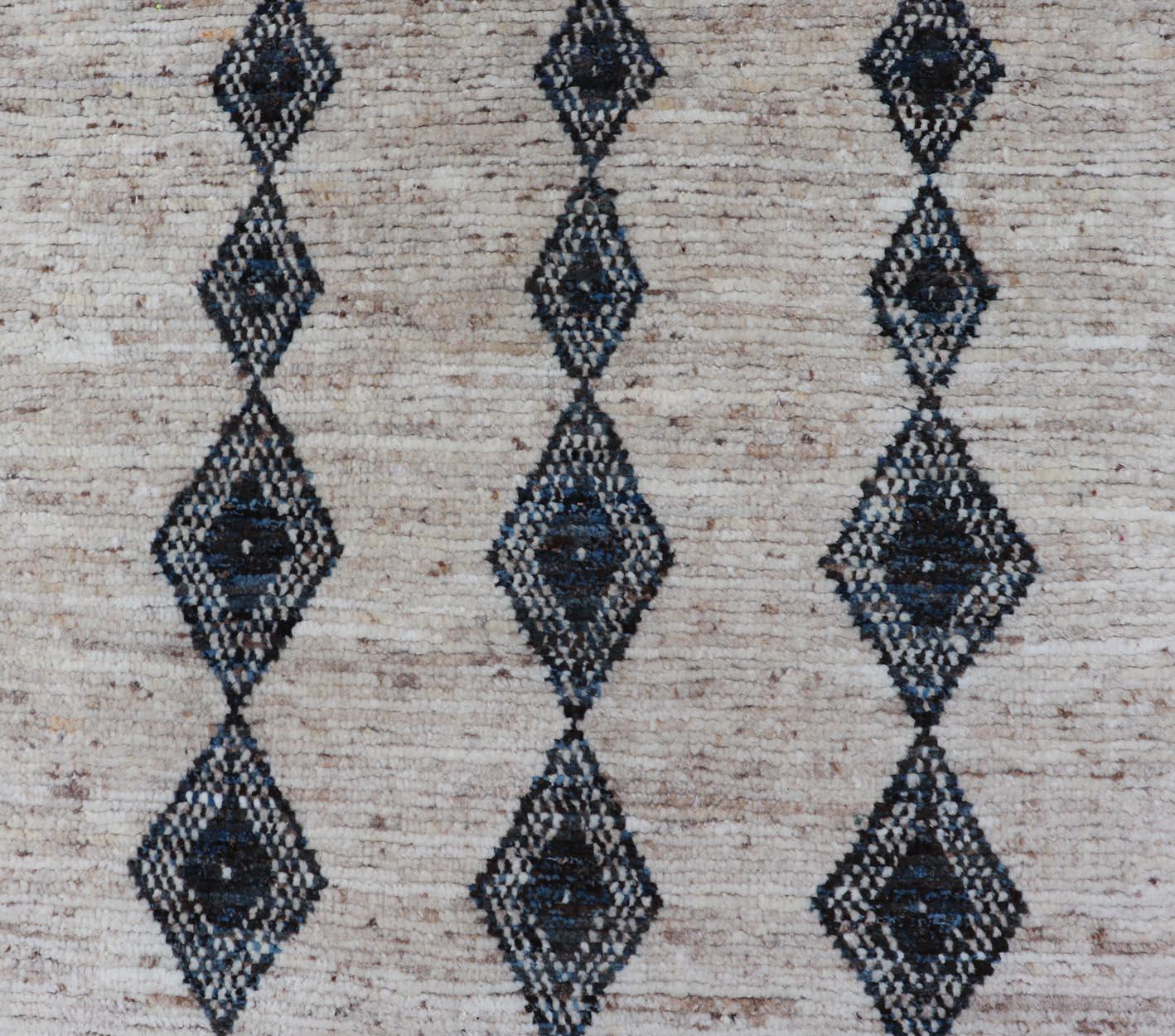 Alfombra de lana moderna anudada a mano con diseño de rombos en azul y marfil Lana en venta