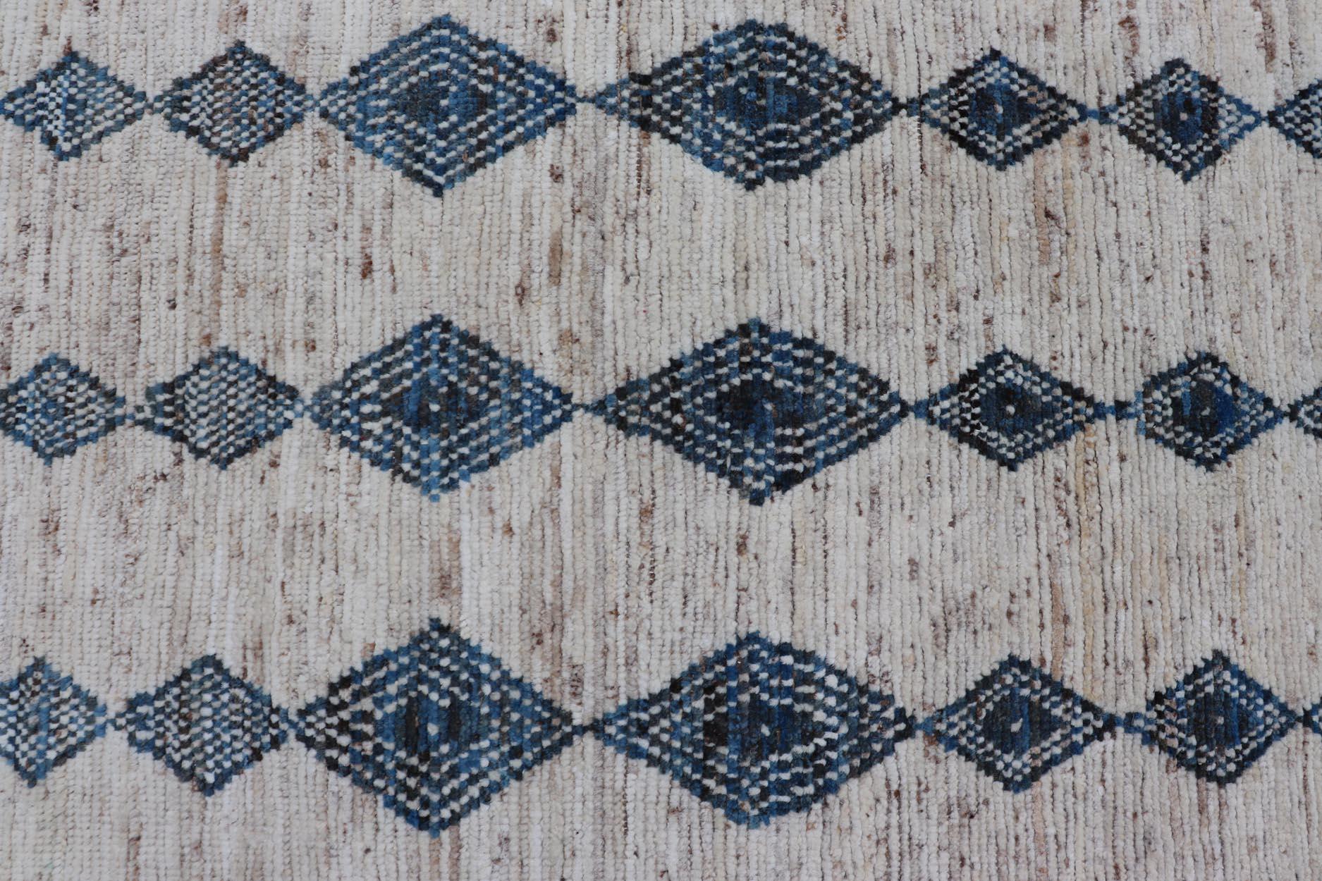 Alfombra de lana moderna anudada a mano con diseño de rombos en azul y marfil en venta 1