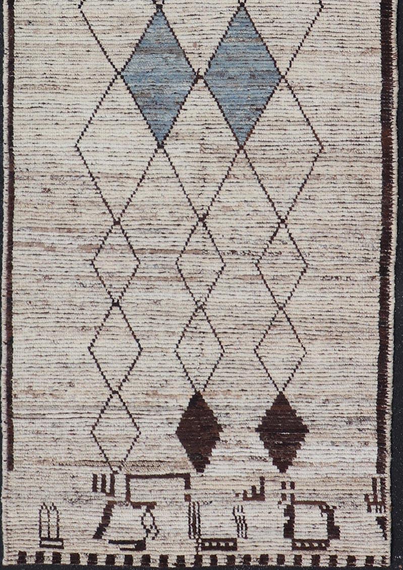 Modern Hand-Knotted Runner in Wool with Diamond Design in Neutral Tones In New Condition For Sale In Atlanta, GA