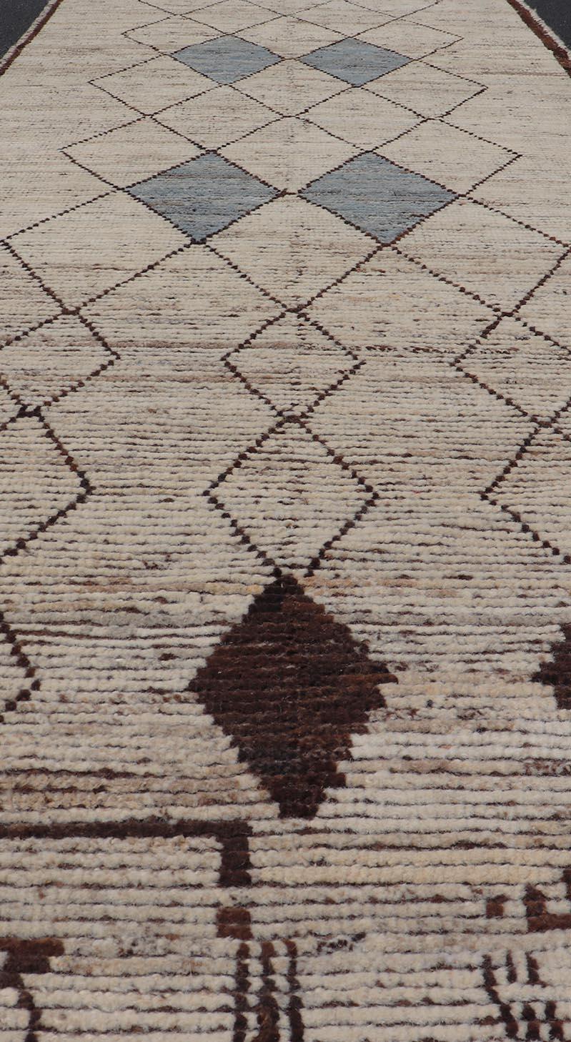 Modern Hand-Knotted Runner in Wool with Diamond Design in Neutral Tones For Sale 2