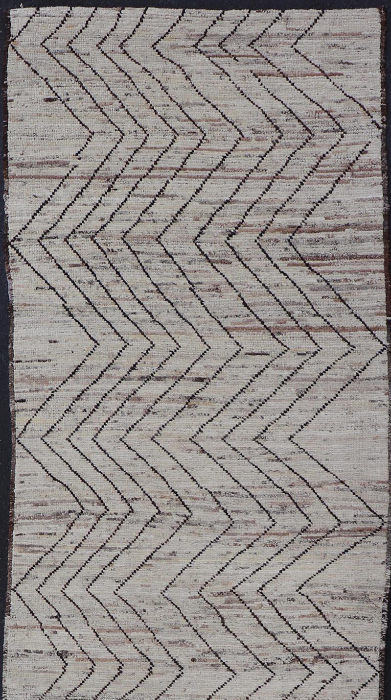 Modern Hand-Knotted Runner in Wool with Sub-Geometric Zig-Zag Design For Sale 1
