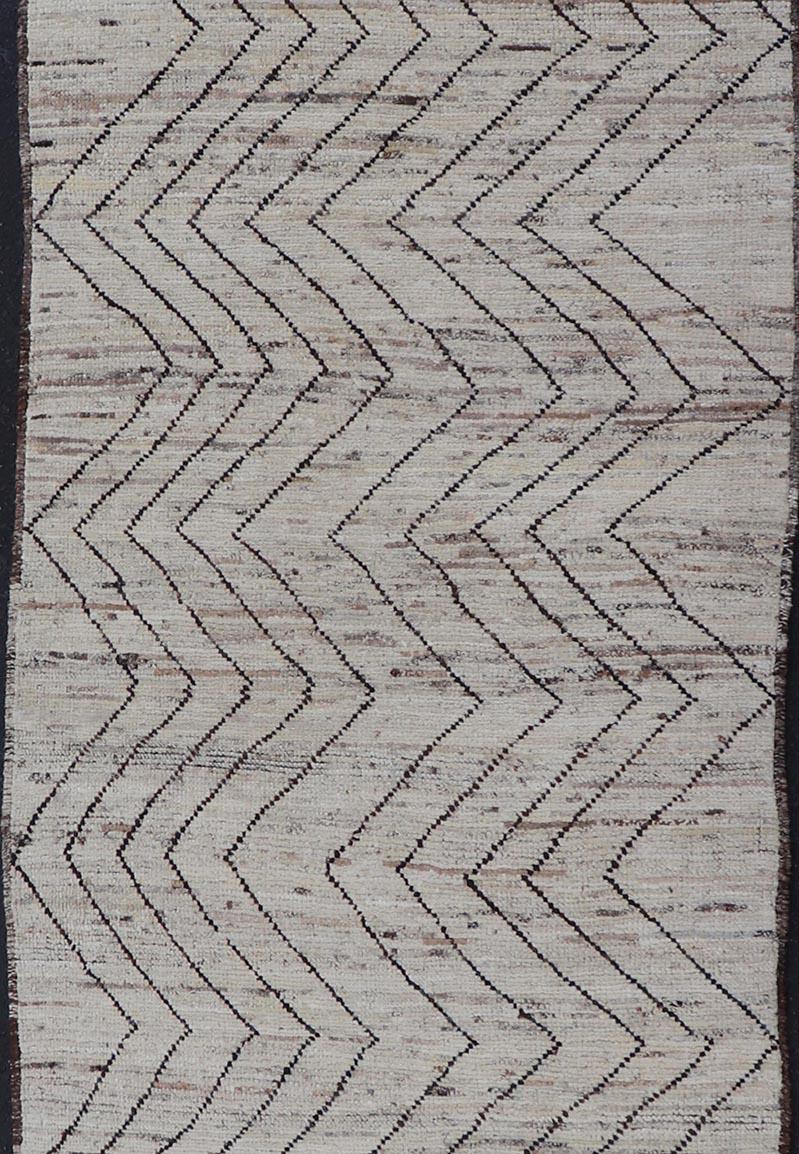 Modern Hand-Knotted Runner in Wool with Sub-Geometric Zig-Zag Design For Sale 2