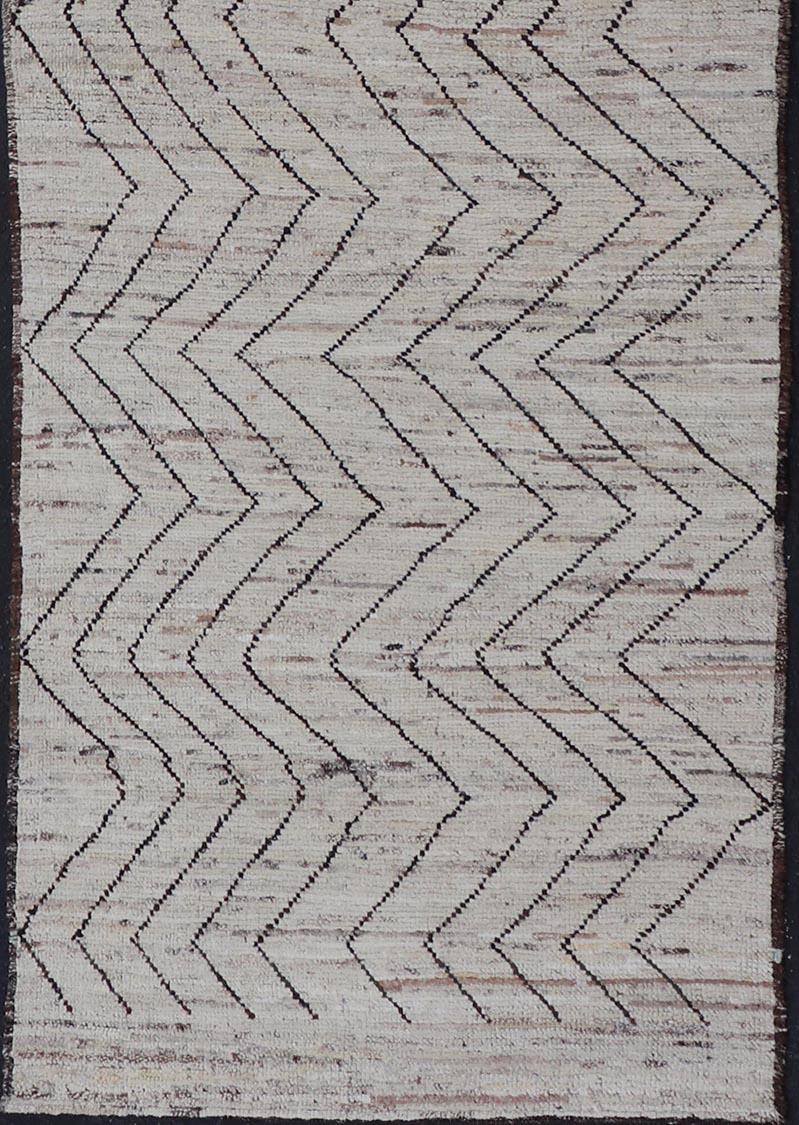 Modern Hand-Knotted Runner in Wool with Sub-Geometric Zig-Zag Design For Sale 3