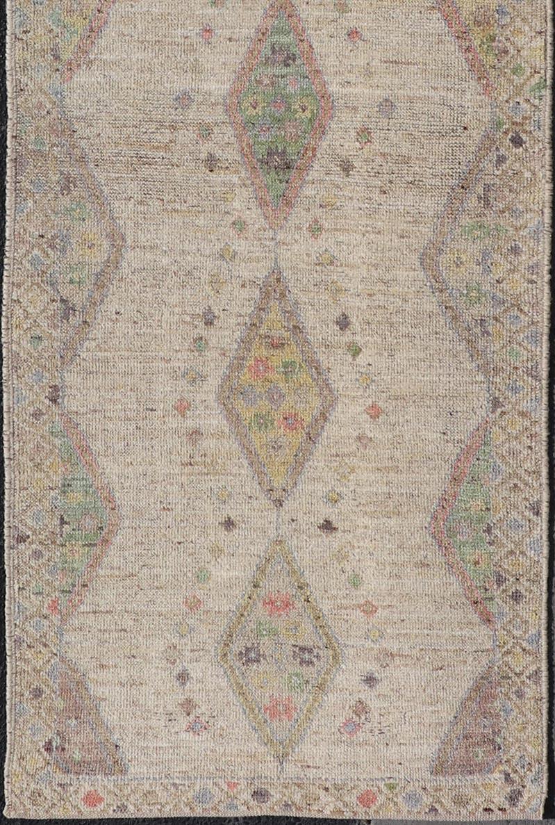 Modern Hand-Knotted Runner with Sub-Geometric Diamond Design in Wool For Sale 2