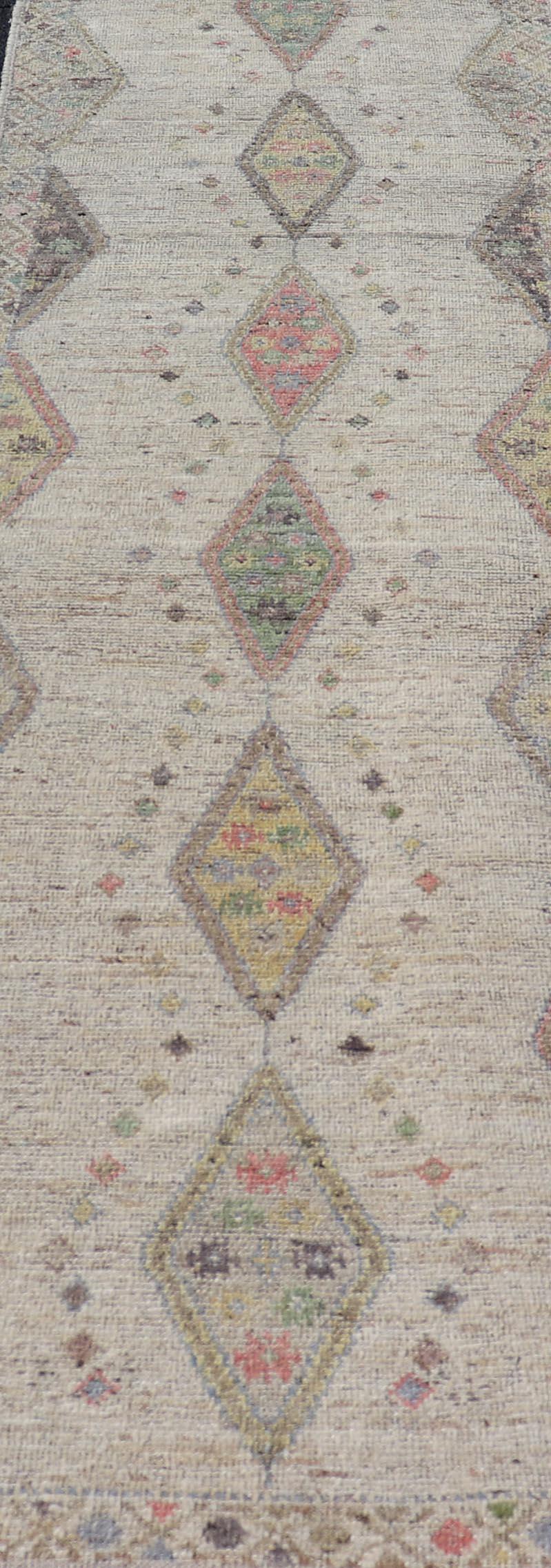 Modern Hand-Knotted Runner with Sub-Geometric Diamond Design in Wool For Sale 3