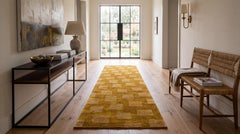 Alfombra moderna de pasillo con motivos geométricos, tejida a mano con lana y seda tibetanas, en tonos ocre y miel