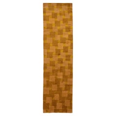 Alfombra moderna de pasillo con motivos geométricos, tejida a mano con lana y seda tibetanas, en tonos ocre y miel