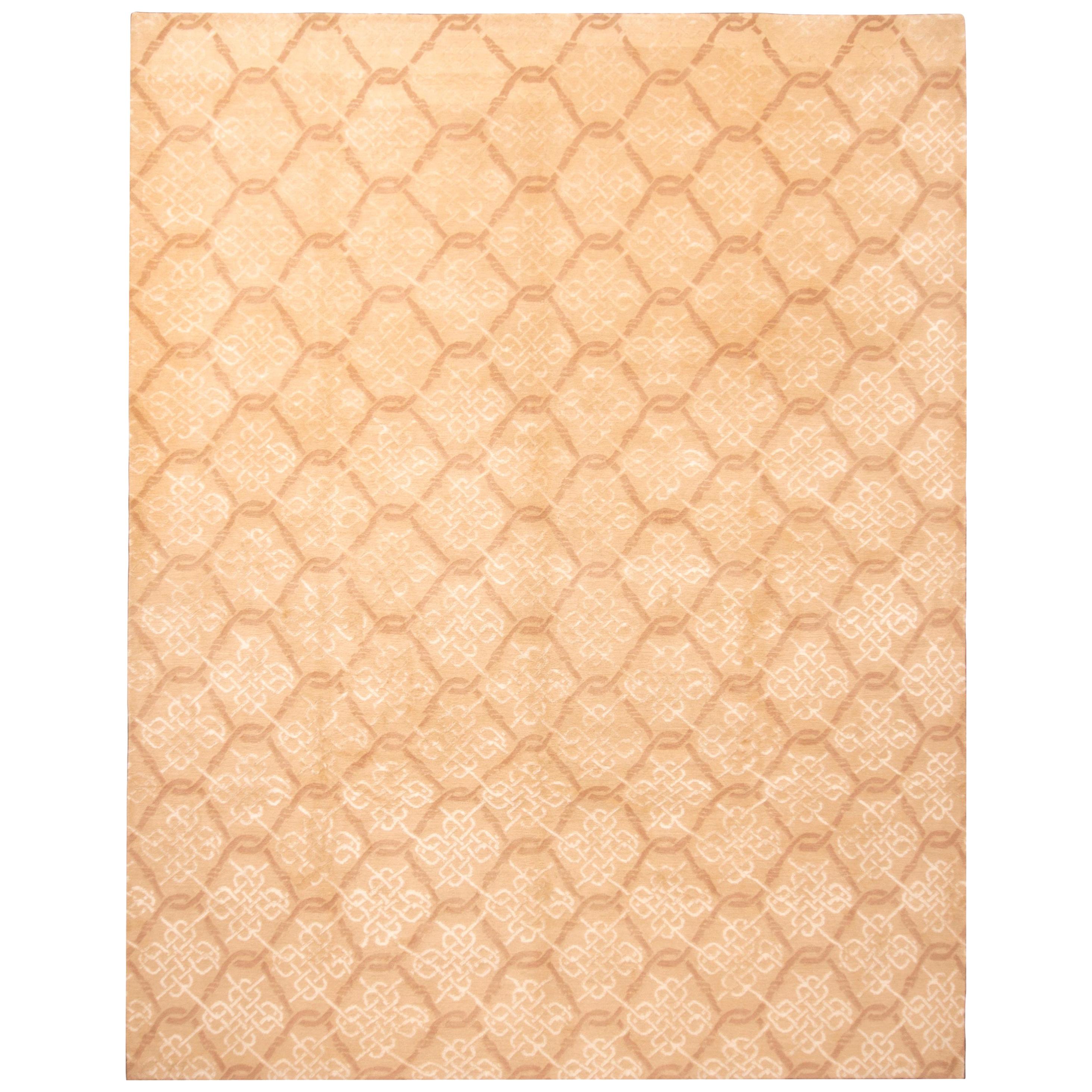 Tapis moderne transitionnel en laine beige noué à la main à nœuds infinis de Rug & Kilim en vente