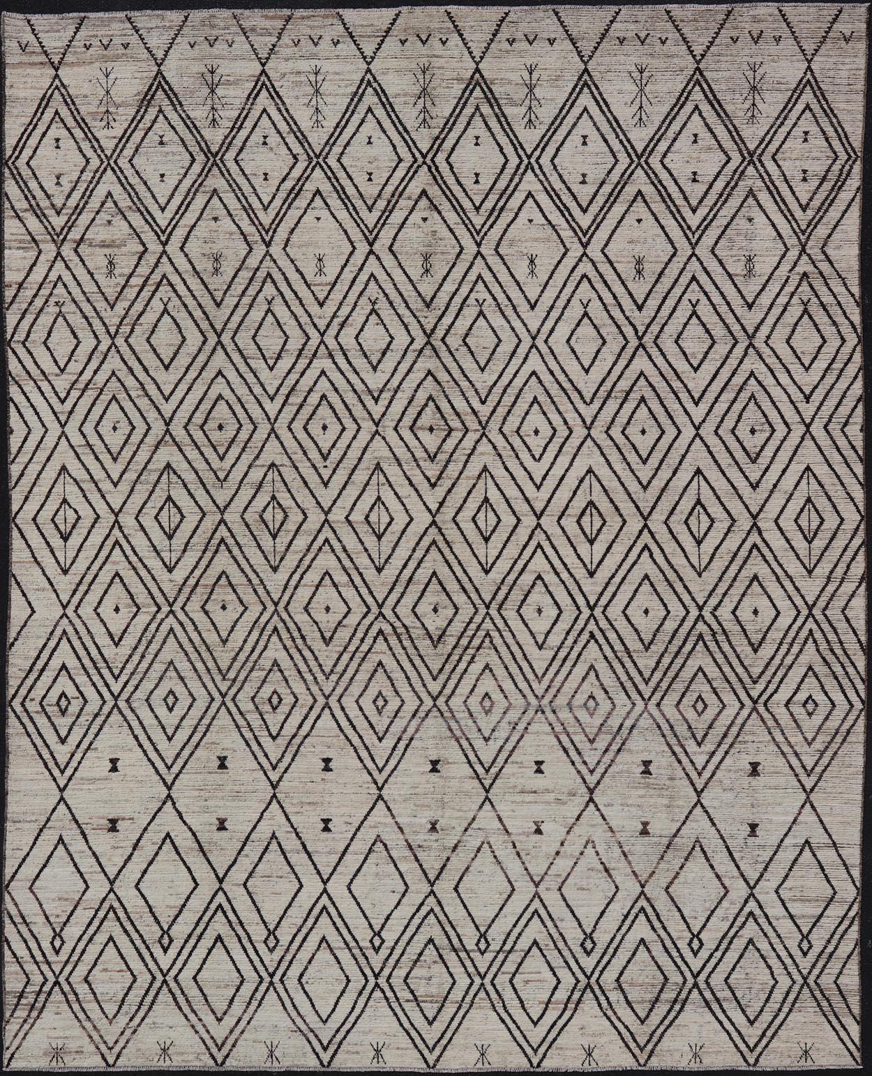 Modern Hand-Knotted Tribal Moroccan Rug in Wool with Geometric Diamond Design For Sale 5