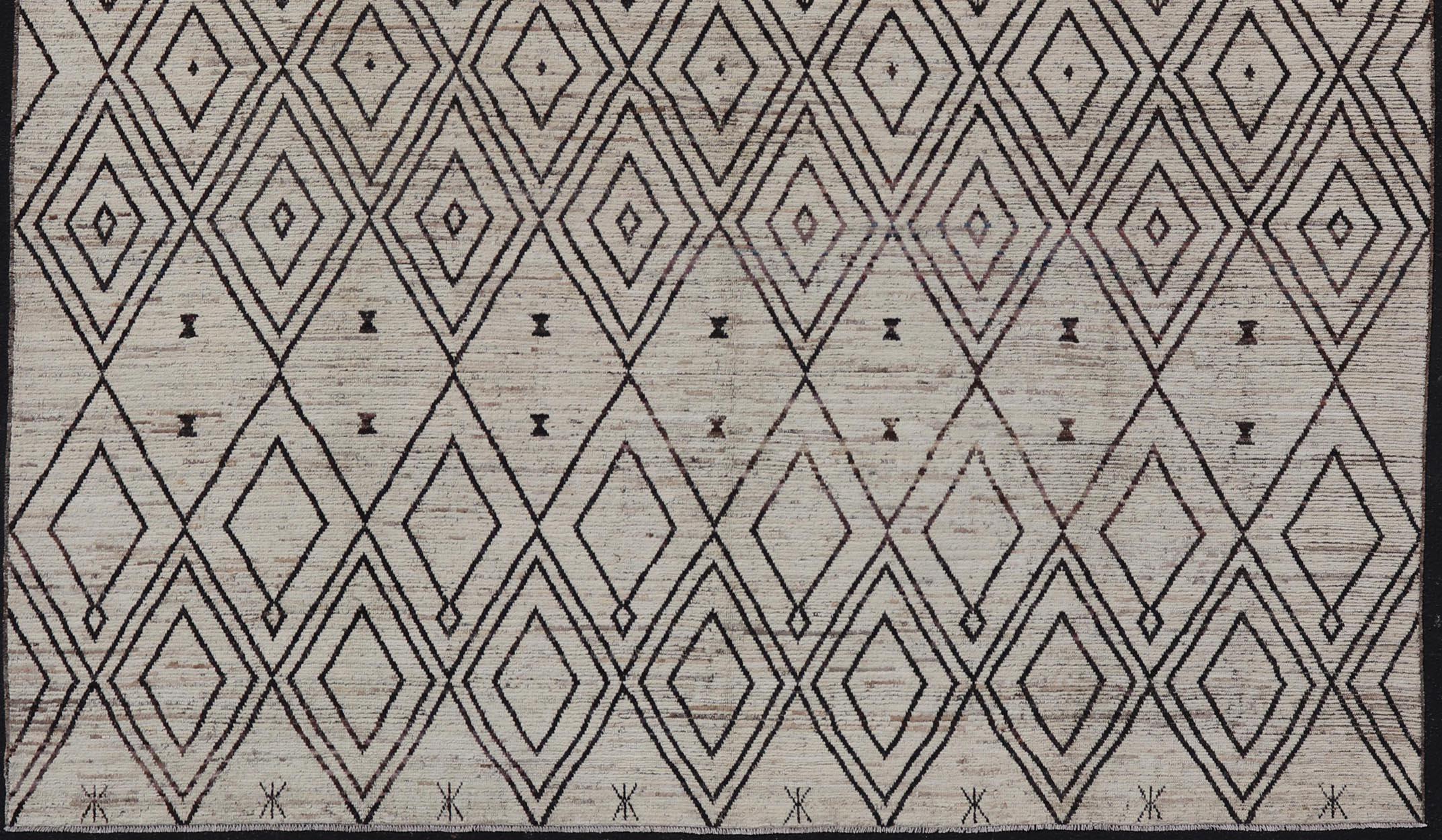  Tribal Moroccan Modern Rug in Wool with Geometric Diamond Design  For Sale 7