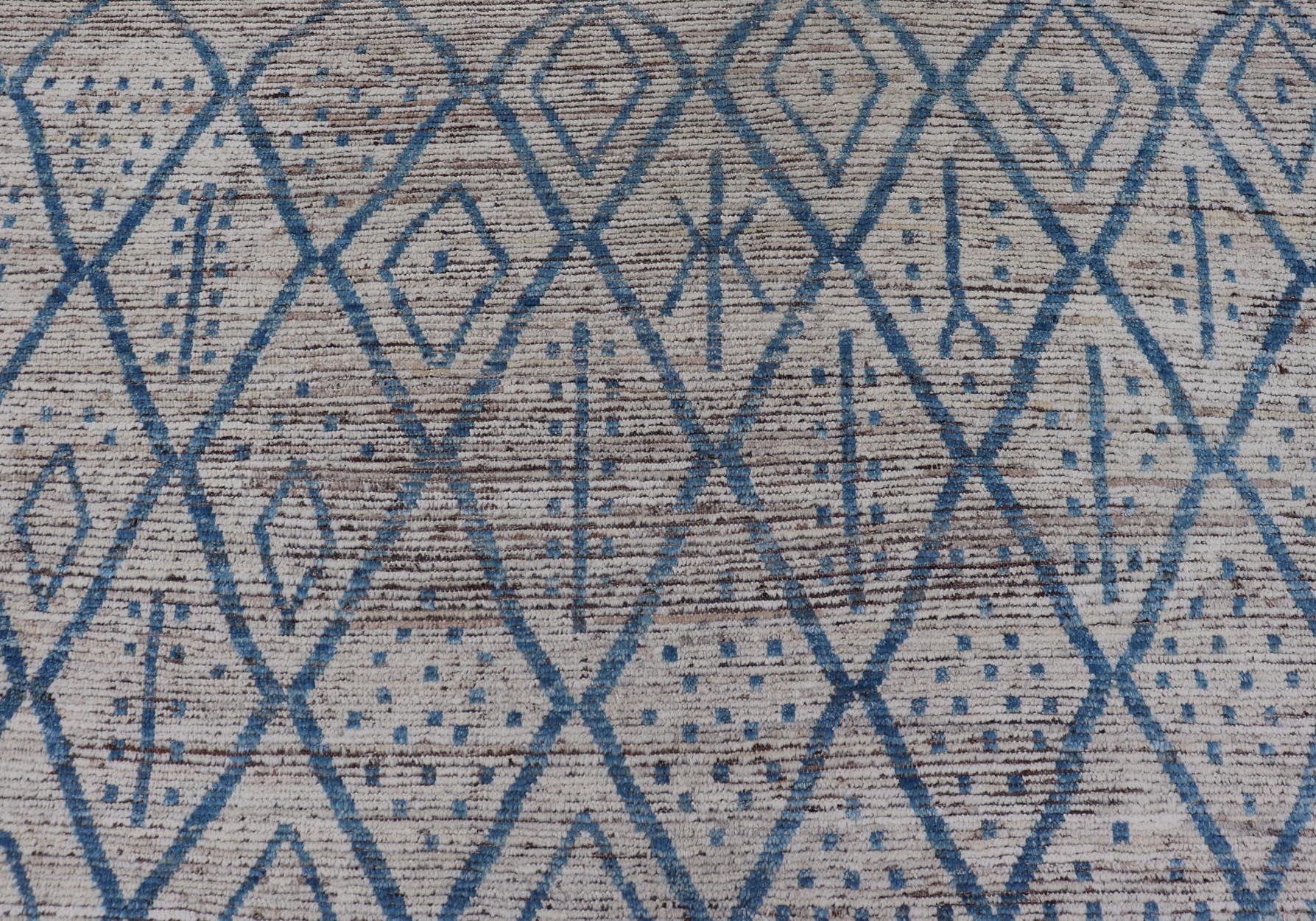 Modern Hand-Knotted Tribal Rug in Wool with Sub-Geometric Design in Blue & Ivory For Sale 9