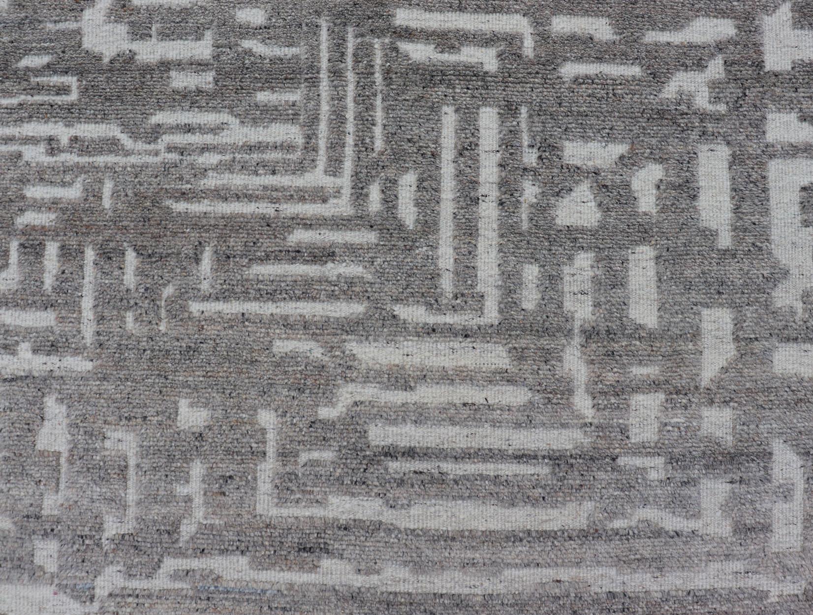 Tapis moderne en laine nouée à la main de couleur crème et gris clair avec motif abstrait en vente 2