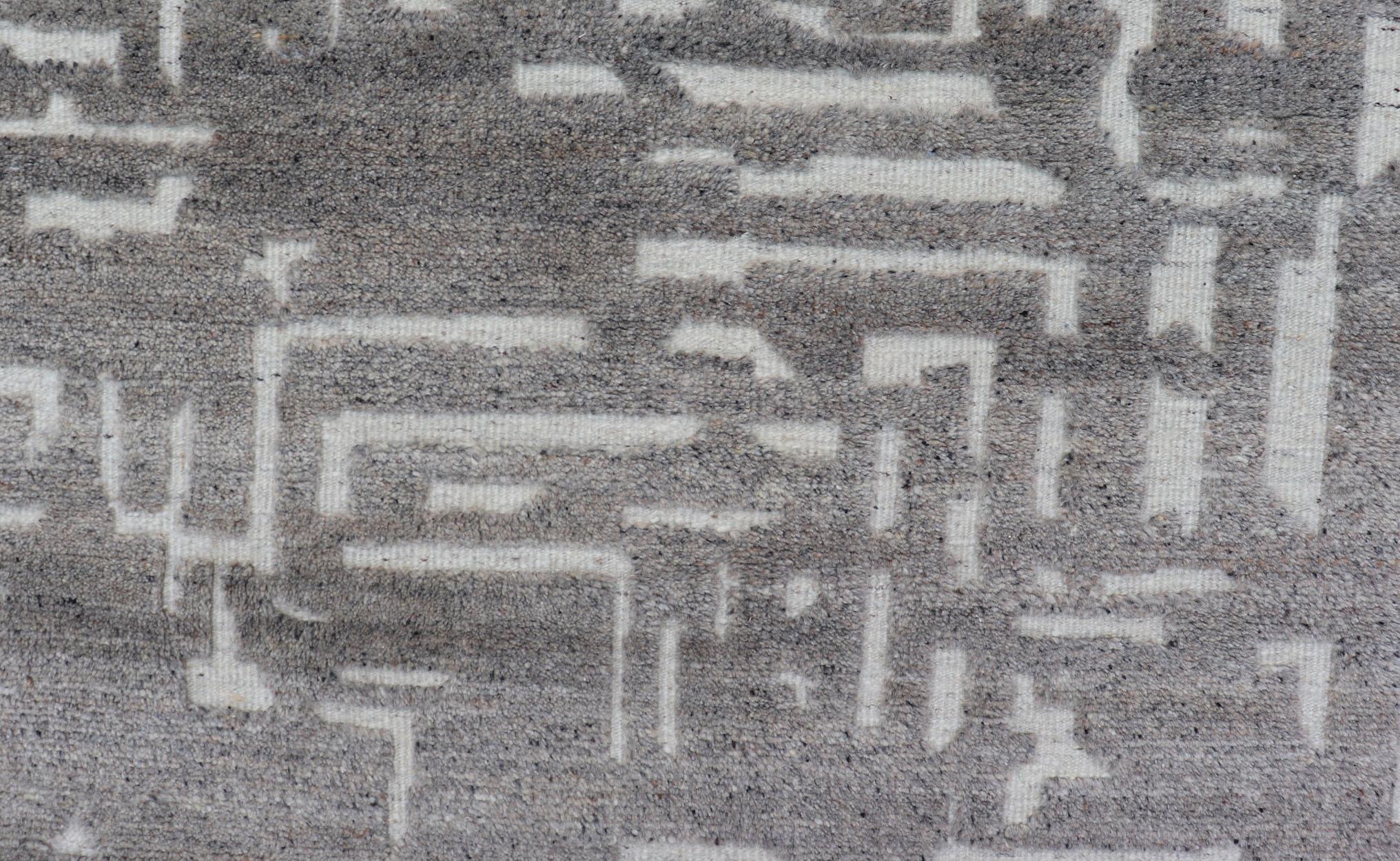 Tapis moderne en laine nouée à la main de couleur crème et gris clair avec motif abstrait en vente 3