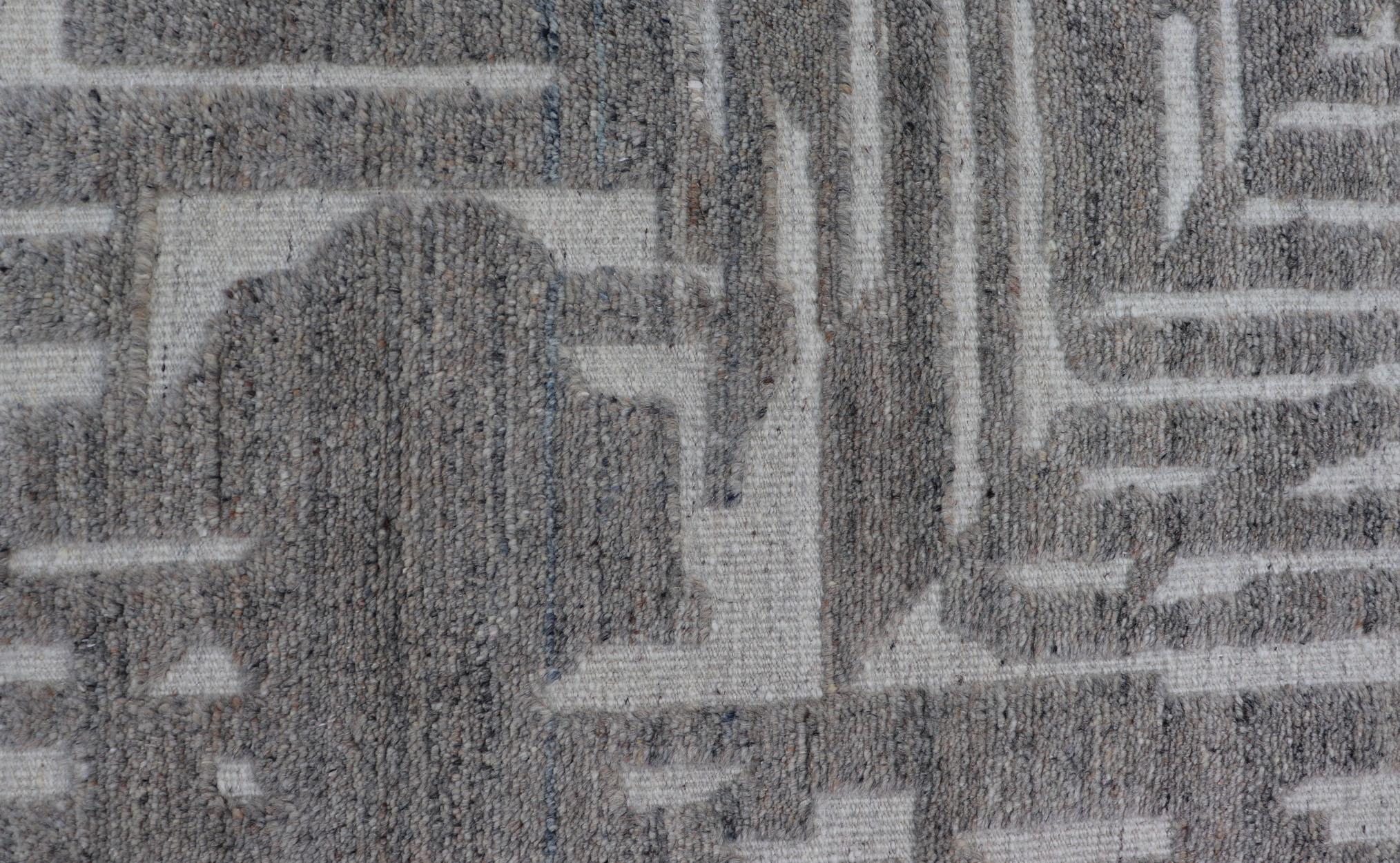 Tapis moderne en laine nouée à la main de couleur crème et gris clair avec motif abstrait en vente 4