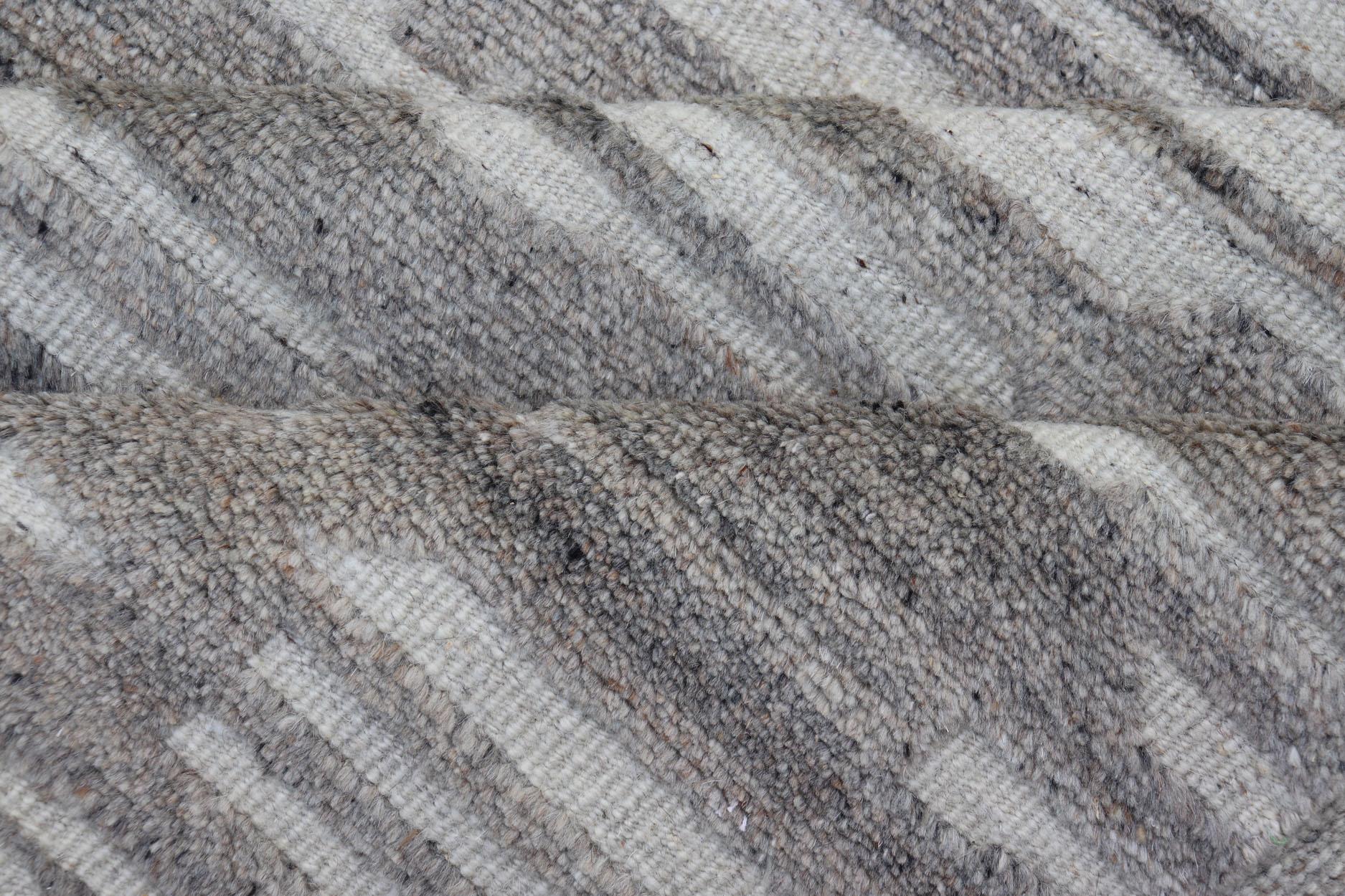 Tapis moderne en laine nouée à la main de couleur crème et gris clair avec motif abstrait en vente 5
