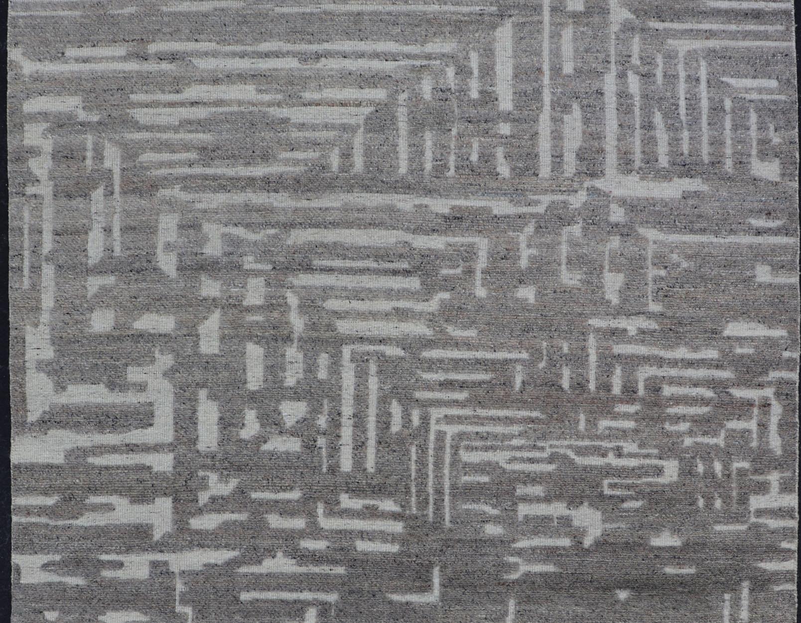 Noué à la main Tapis moderne en laine nouée à la main de couleur crème et gris clair avec motif abstrait en vente
