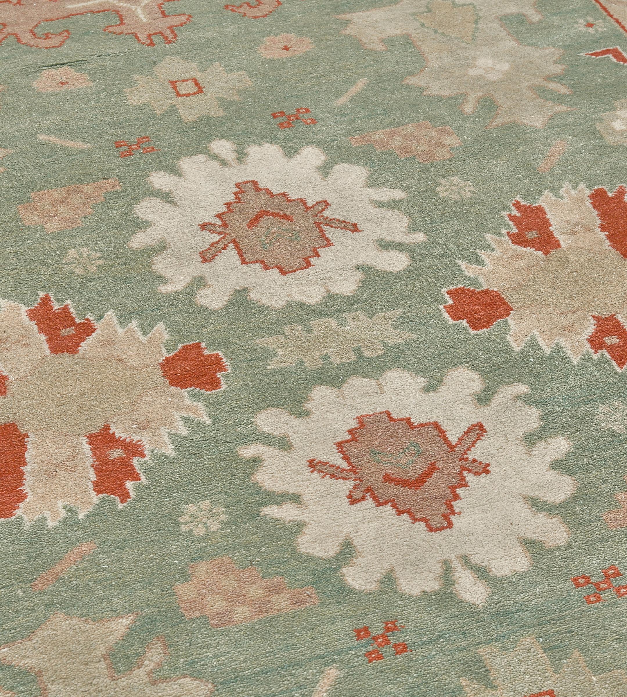 Dieser dekorative Oushak-Teppich aus der Türkei zeichnet sich durch eine beruhigende Farbkombination und großflächige Allover-Muster aus. Flor aus 100% natürlicher Wolle. Brandneu.
 