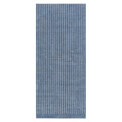 Moderner handgeknüpfter Wollflor-Läufer in gestreiftem Blau von Doris Leslie Blau