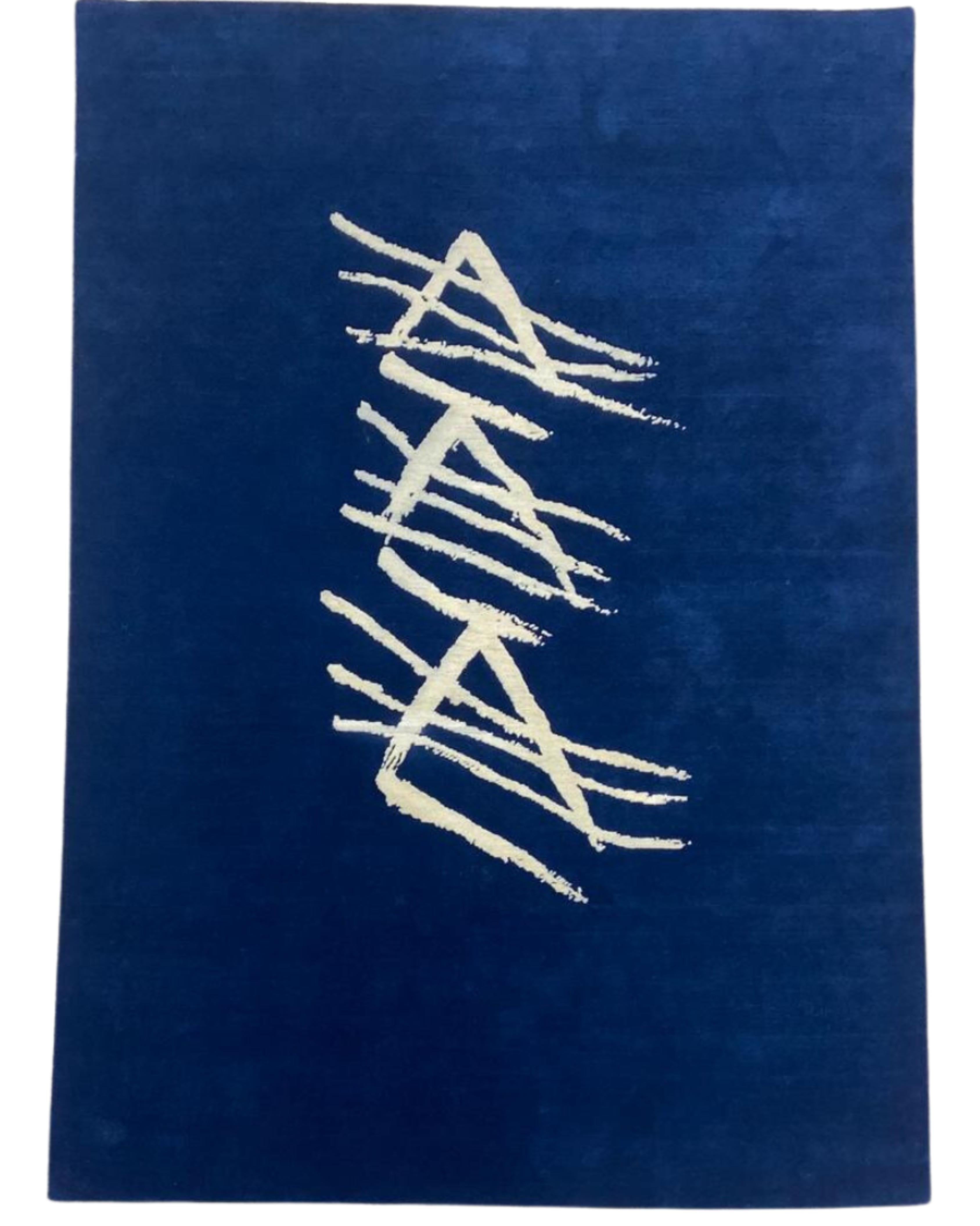 World as Tent, creato da Dinodo Studio in collaborazione con Firouz FarmanFarmaian, è un pezzo sorprendente della collezione Contemporary Nomads, una serie in edizione limitata che unisce l'artigianato ancestrale al design moderno. Questa collezione