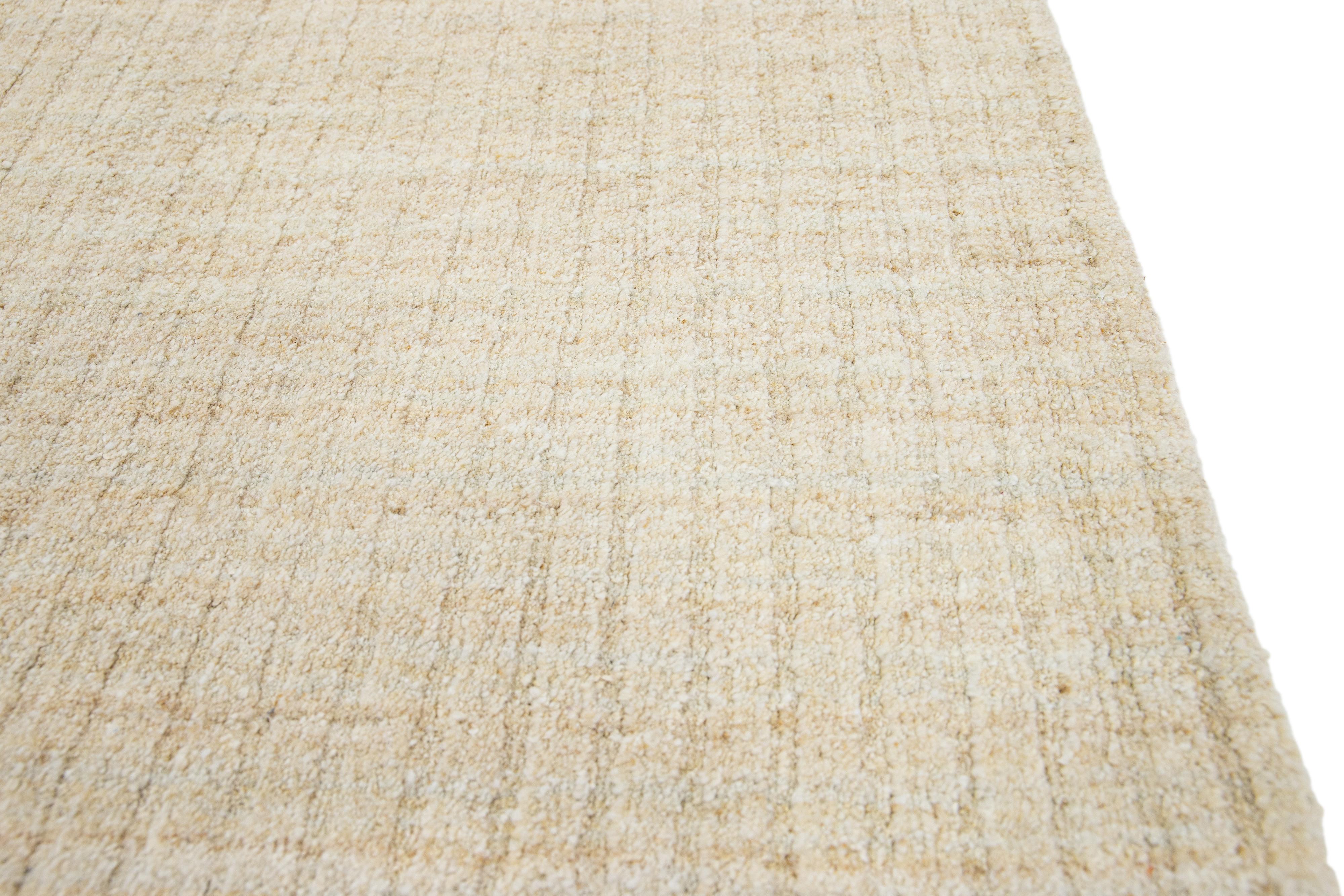 Moderner handgewebter geometrischer, maßgefertigter Wollteppich in Beige (Indisch) im Angebot