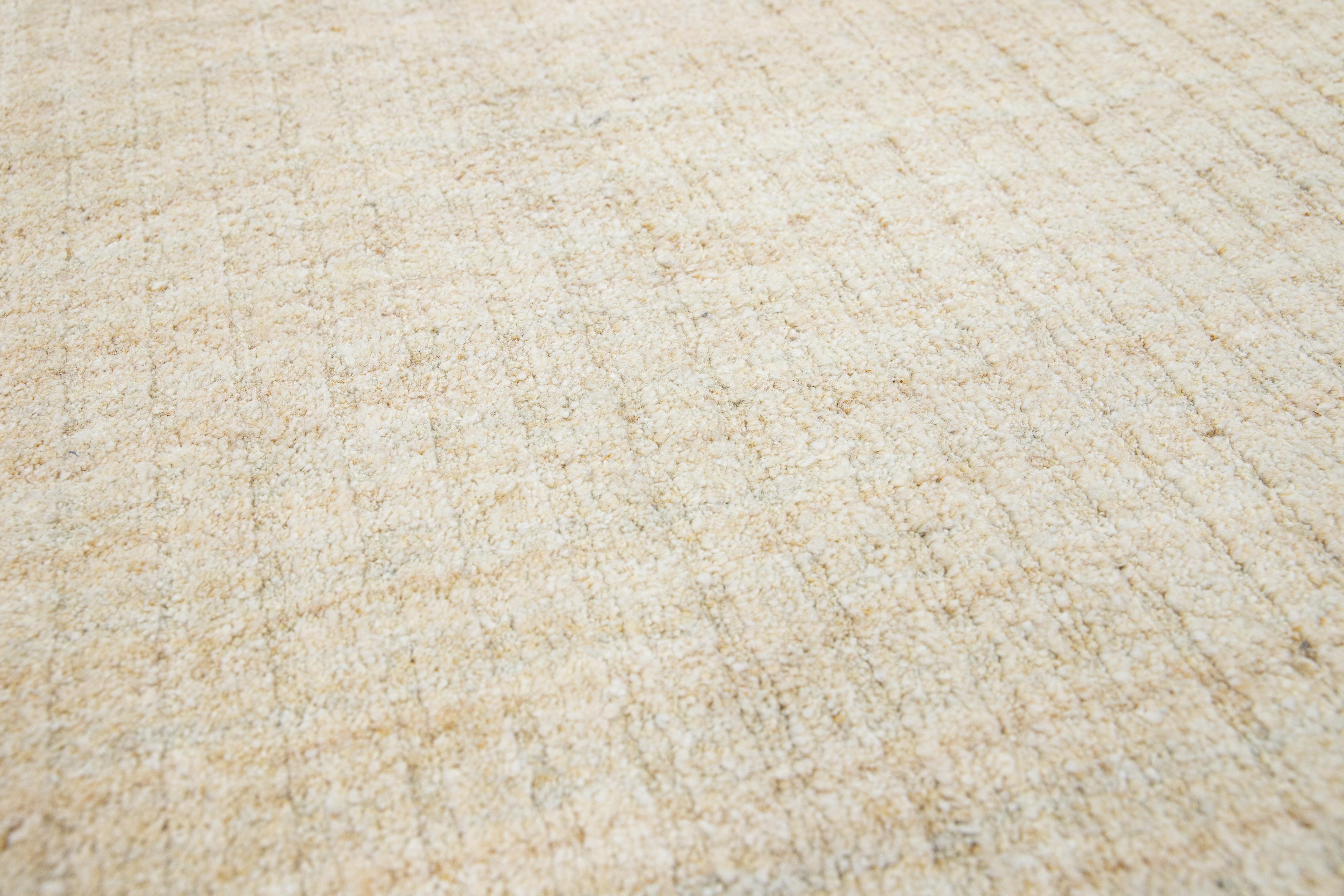 Moderner handgewebter geometrischer, maßgefertigter Wollteppich in Beige im Zustand „Neu“ im Angebot in Norwalk, CT