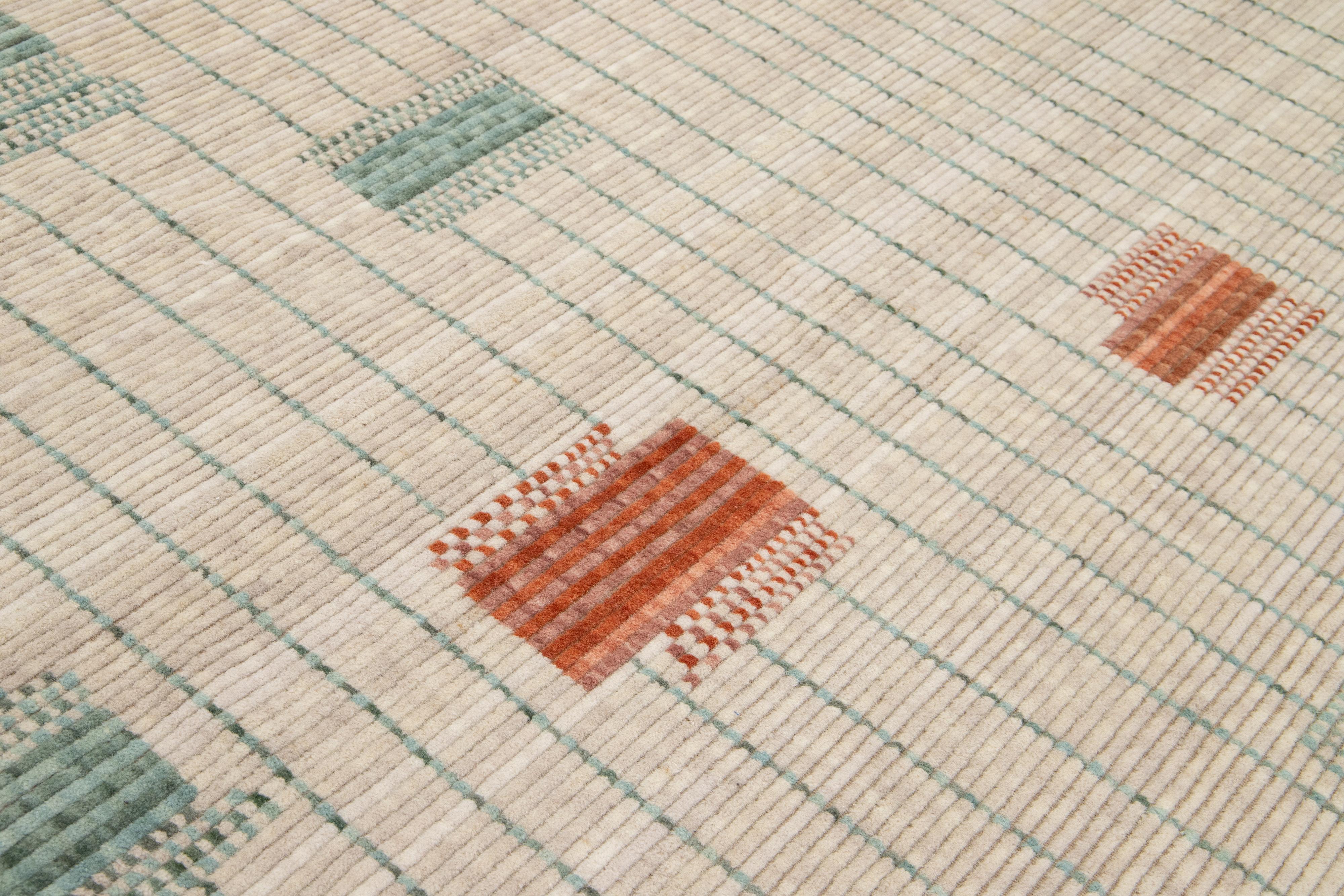 Moderner handgewebter Beigefarbener Wollteppich mit geometrischem Design im Angebot 3