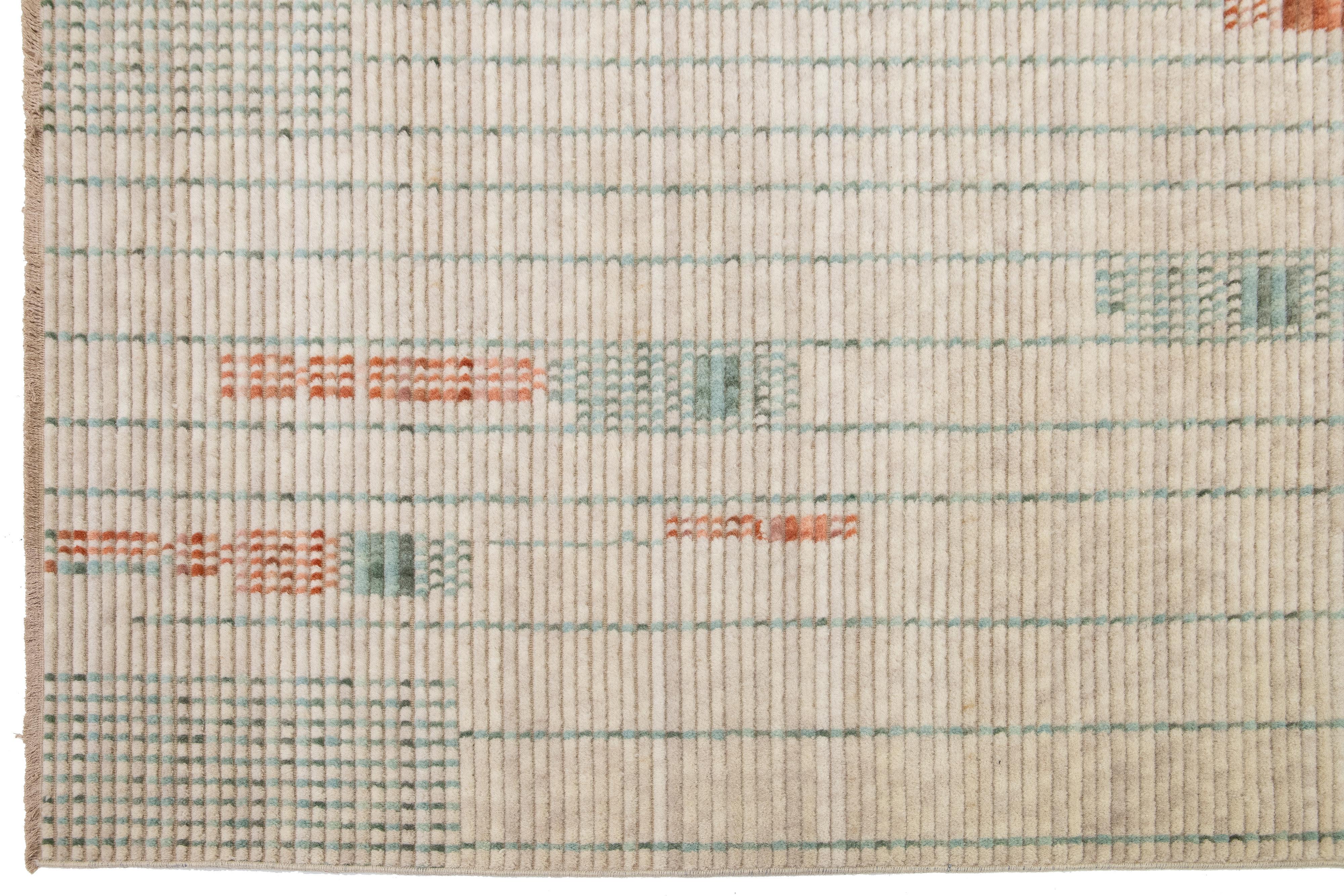 Moderner handgewebter Beigefarbener Wollteppich mit geometrischem Design im Angebot 1