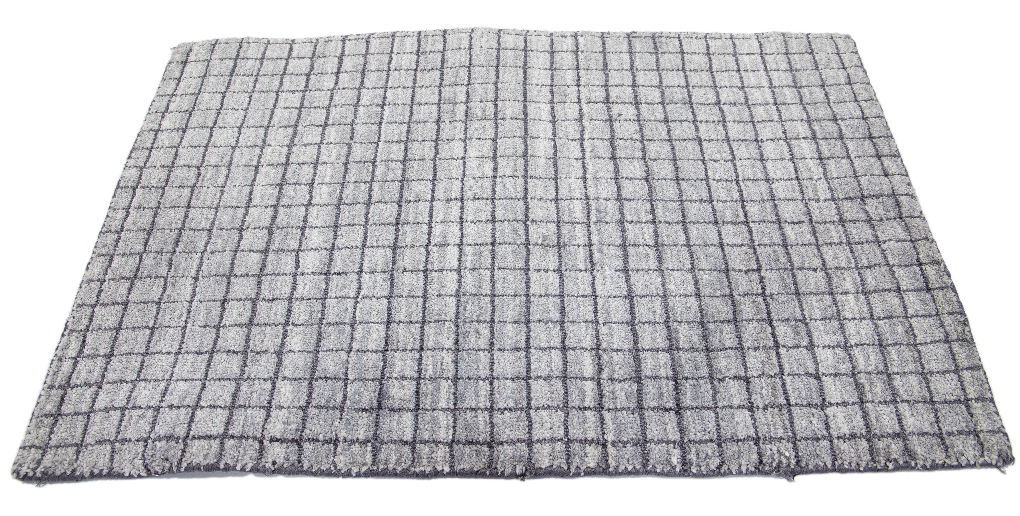 Apadana's Modern Felt Wollteppich nach Maß. Kundenspezifische Größen und Farben auf Bestellung. 

MATERIAL: Wolle
Techniken: Hand-Loom
Stil: Modern
Vorlaufzeit: Ca. 15-16 Wochen verfügbar 
Farben: Wie abgebildet, andere individuelle Farben sind