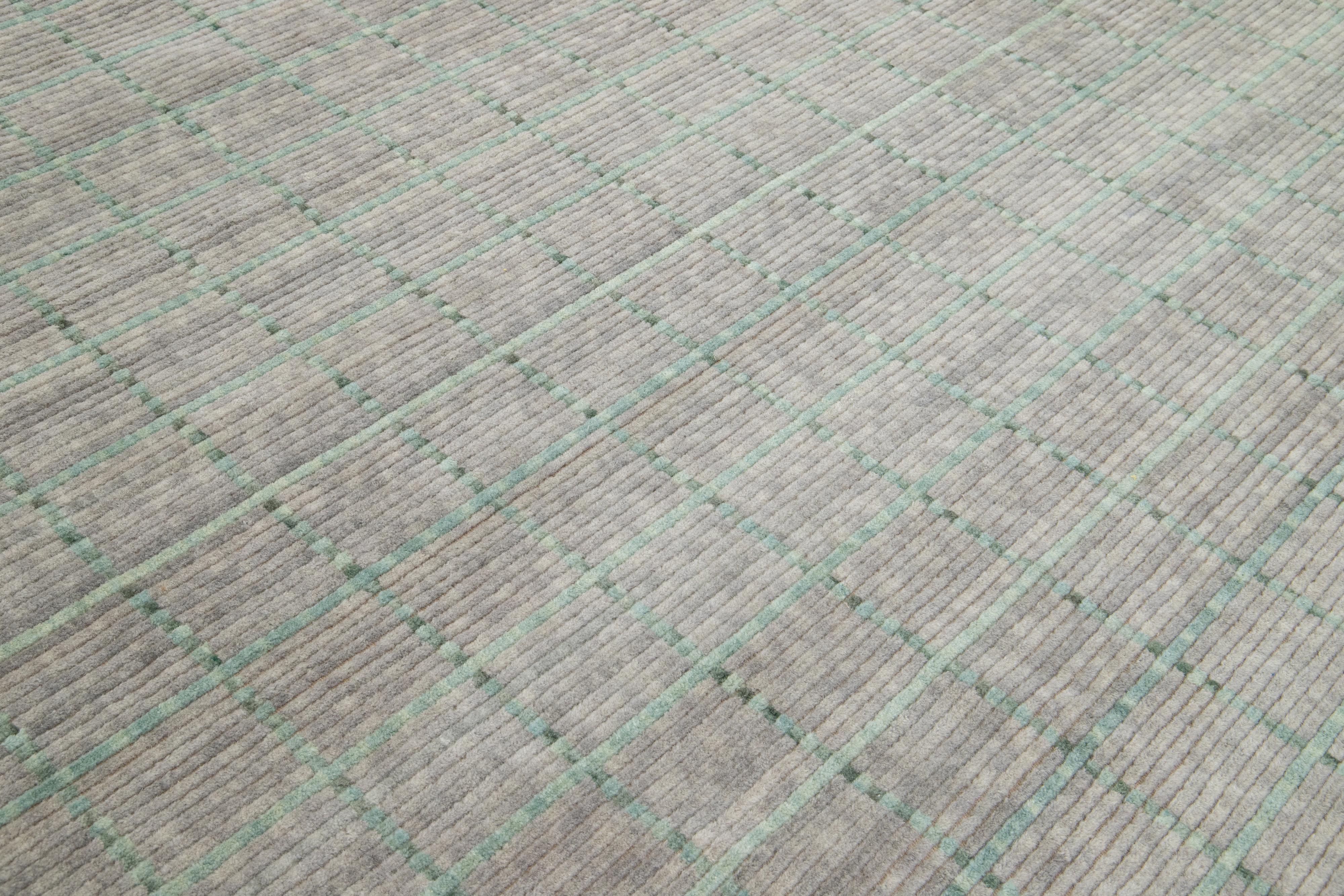 Moderner handgewebter Wollteppich in Grau und Grün mit geometrischem Design im Angebot 3