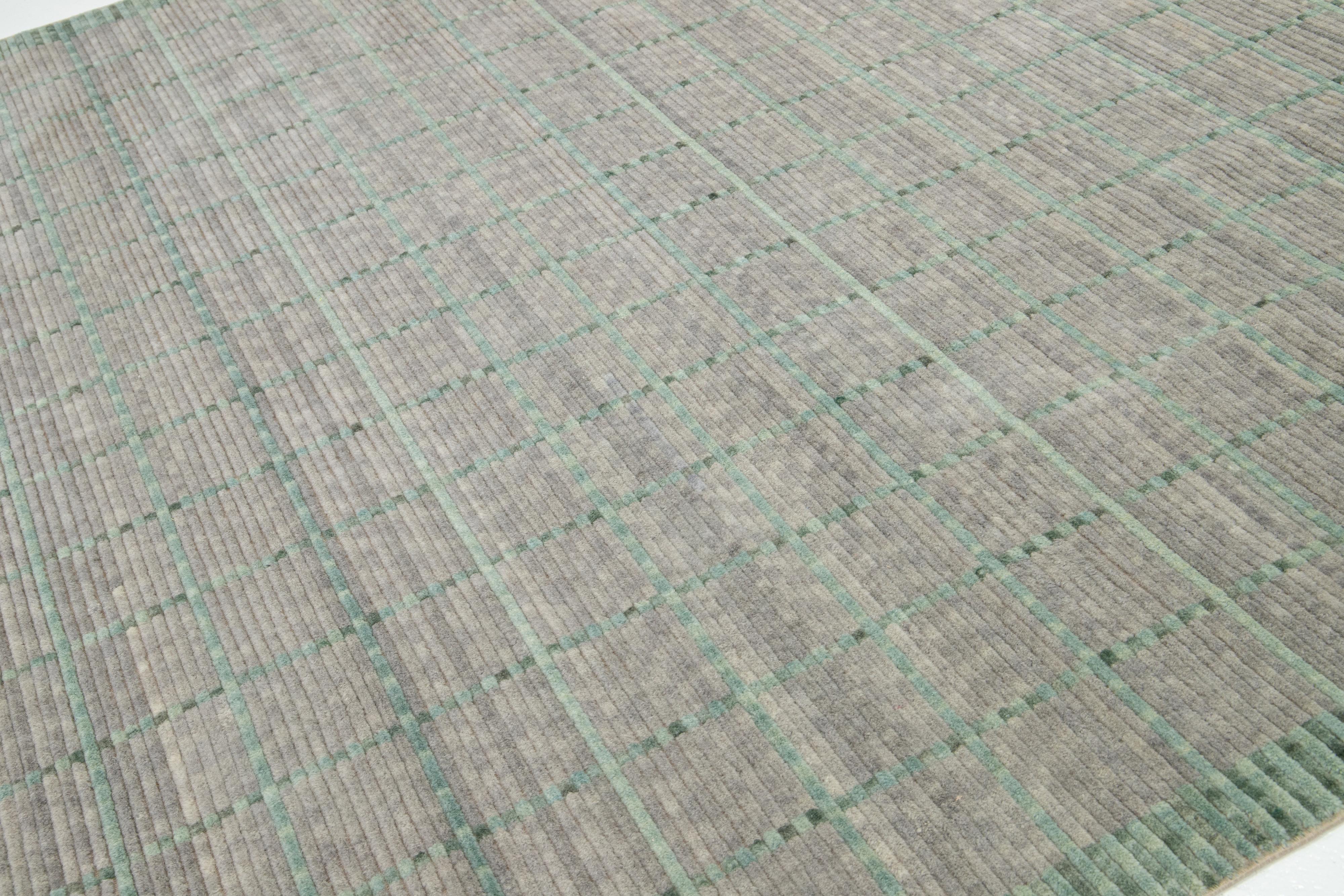 Moderner handgewebter Wollteppich in Grau und Grün mit geometrischem Design (Handgefertigt) im Angebot