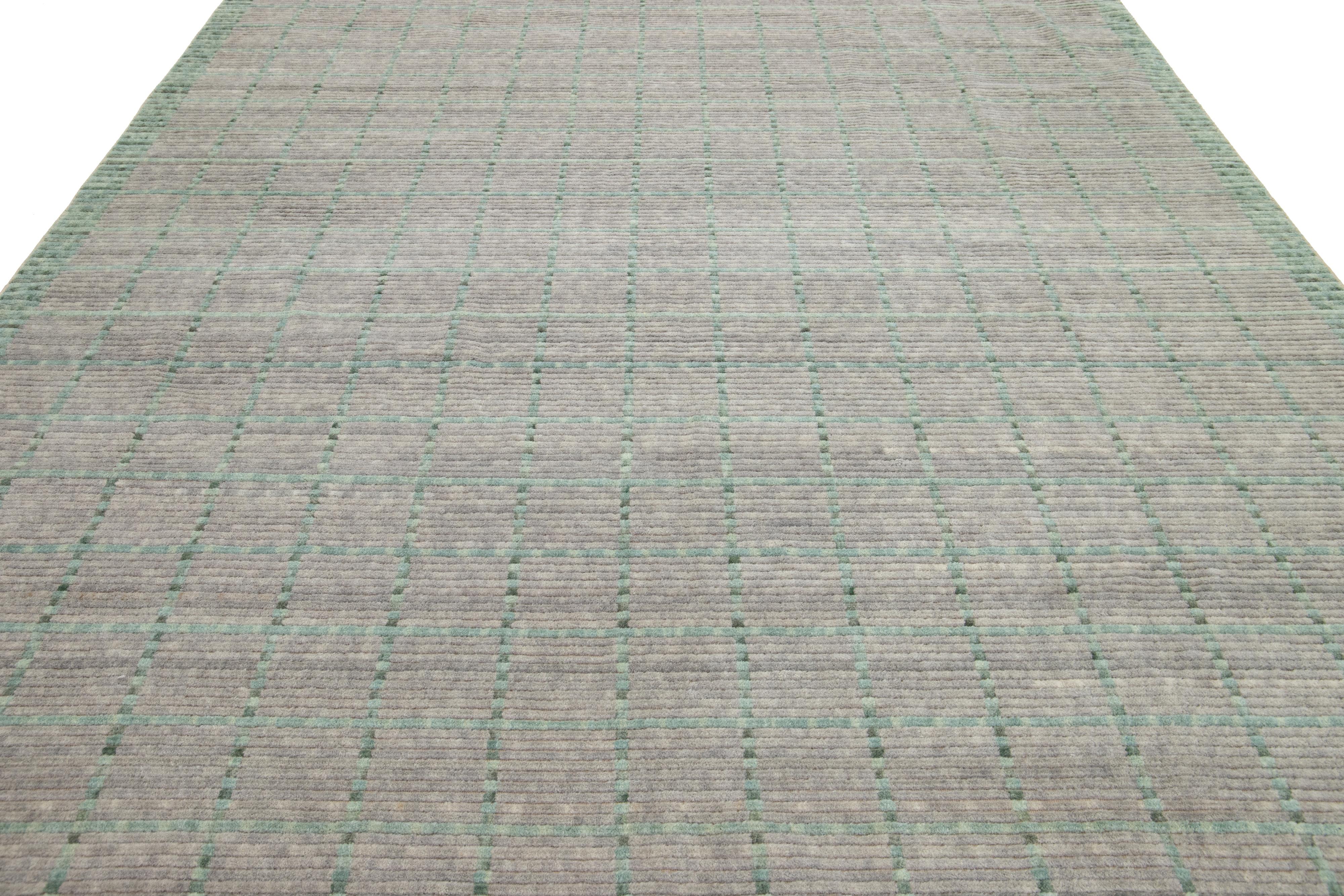 Moderner handgewebter Wollteppich in Grau und Grün mit geometrischem Design im Angebot 2