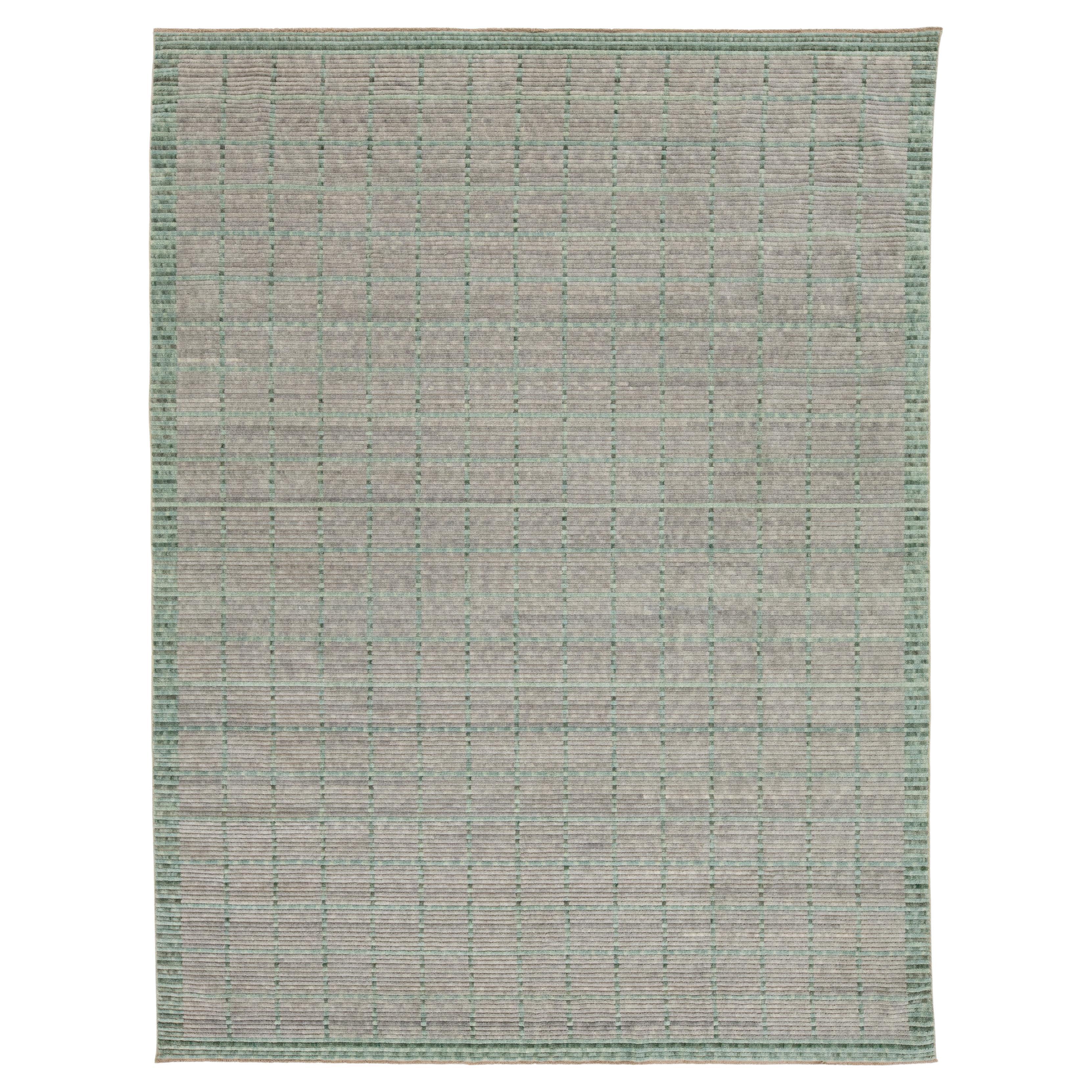 Tappeto moderno in lana lavorato a telaio a mano in grigio e verde con disegno geometrico