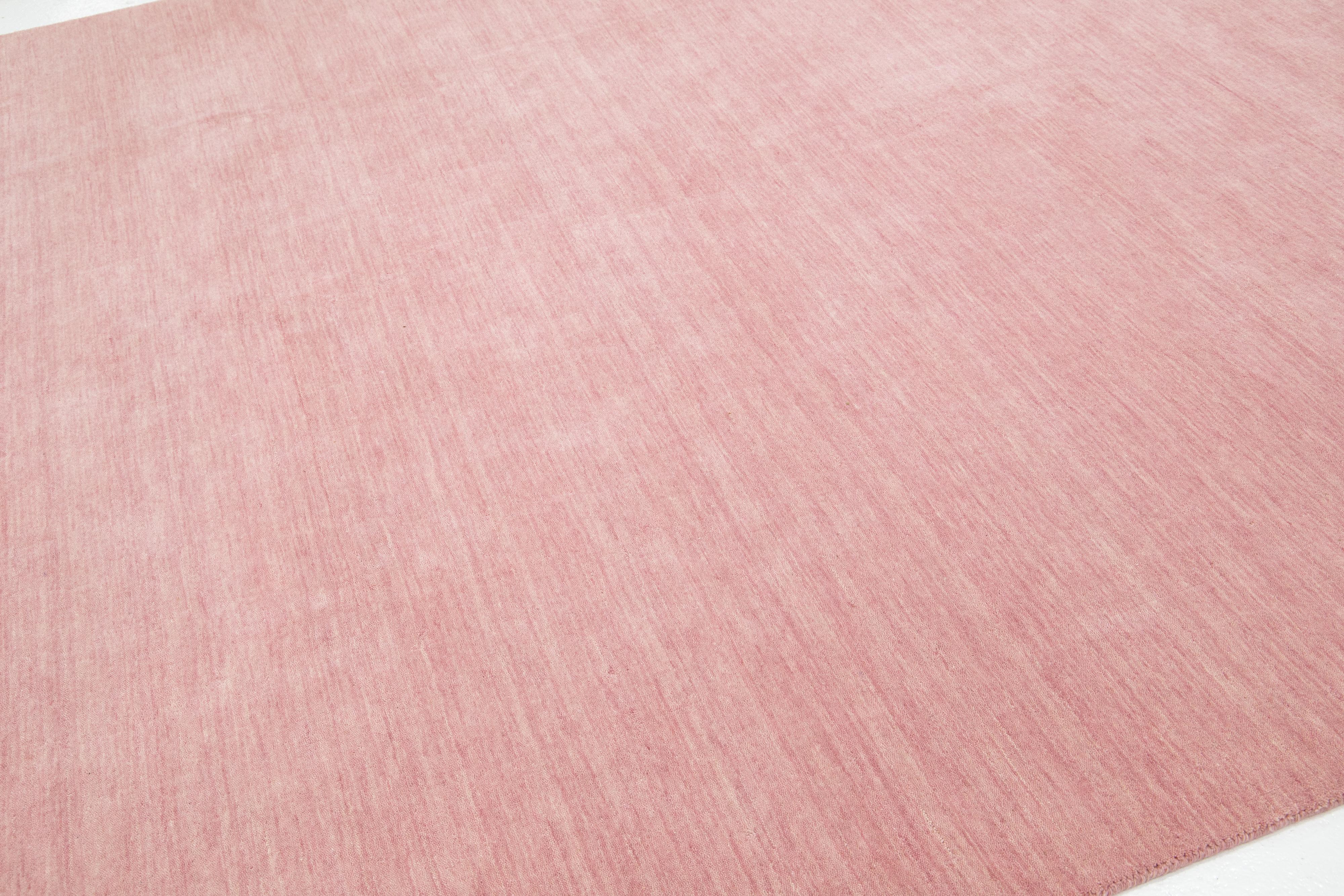 Moderner handgewobener minimalistischer Gabbeh-Wollteppich in Rosa im Angebot 3