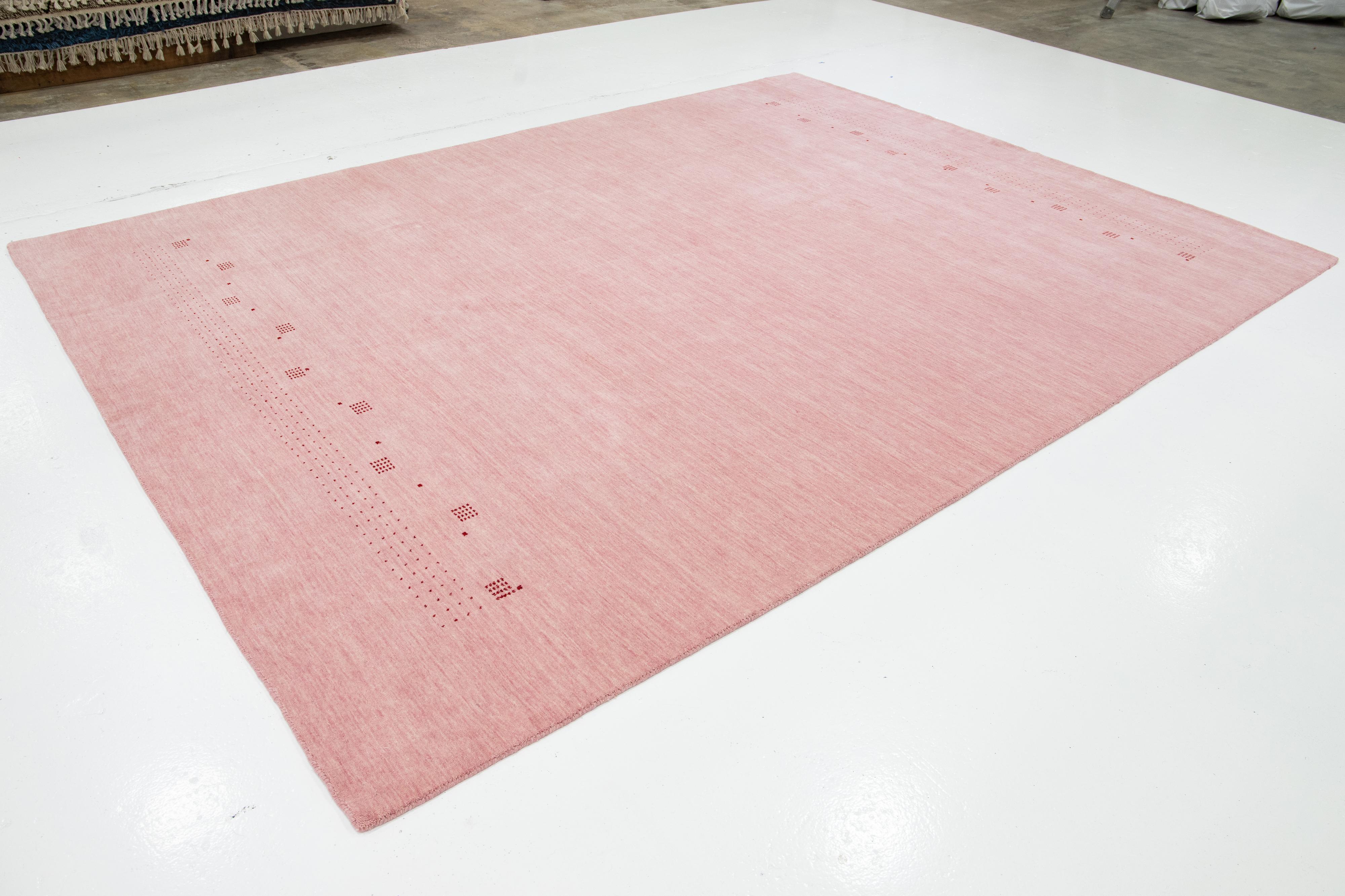 Moderner handgewobener minimalistischer Gabbeh-Wollteppich in Rosa (Indisch) im Angebot