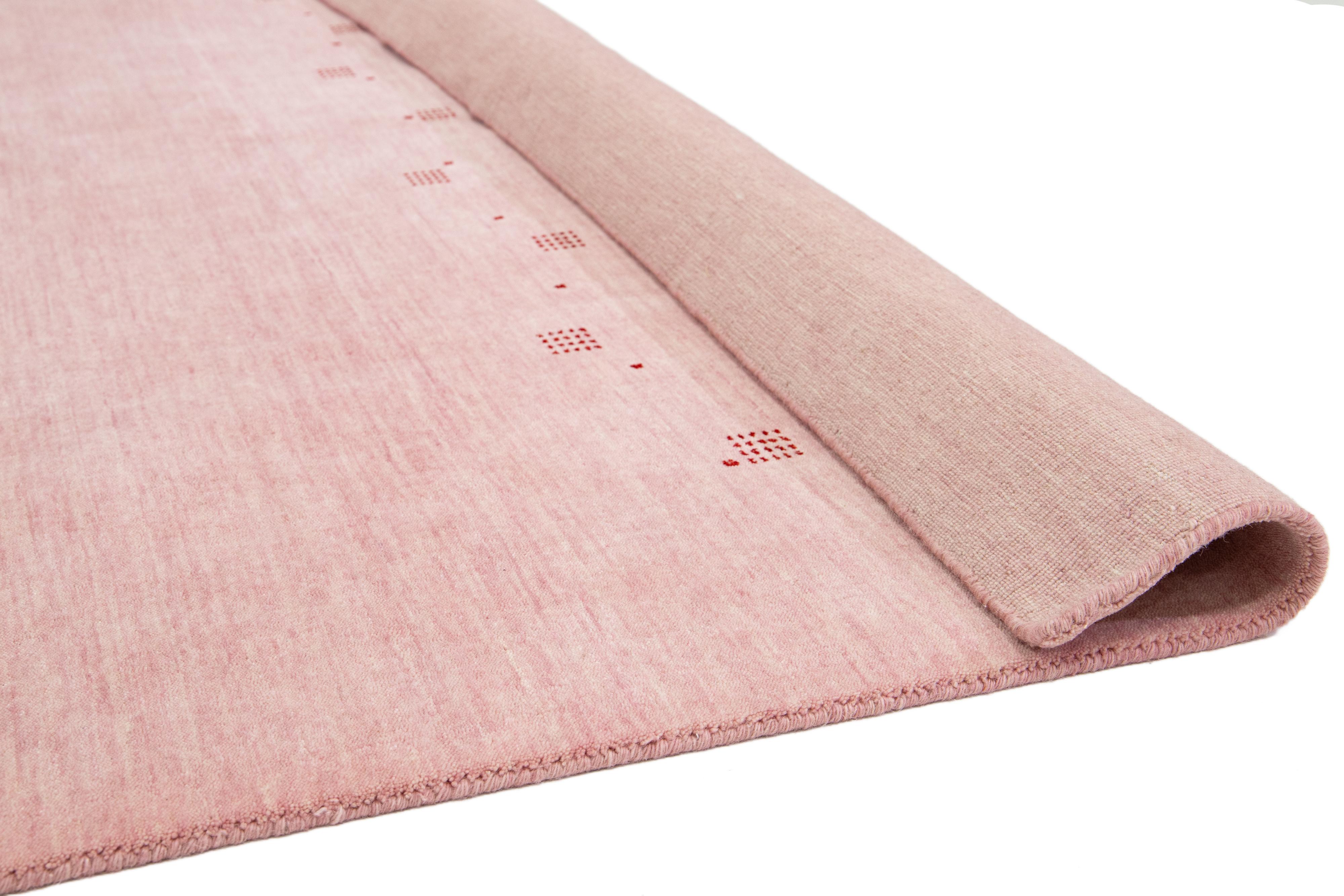 Moderner handgewobener minimalistischer Gabbeh-Wollteppich in Rosa (Handgewebt) im Angebot