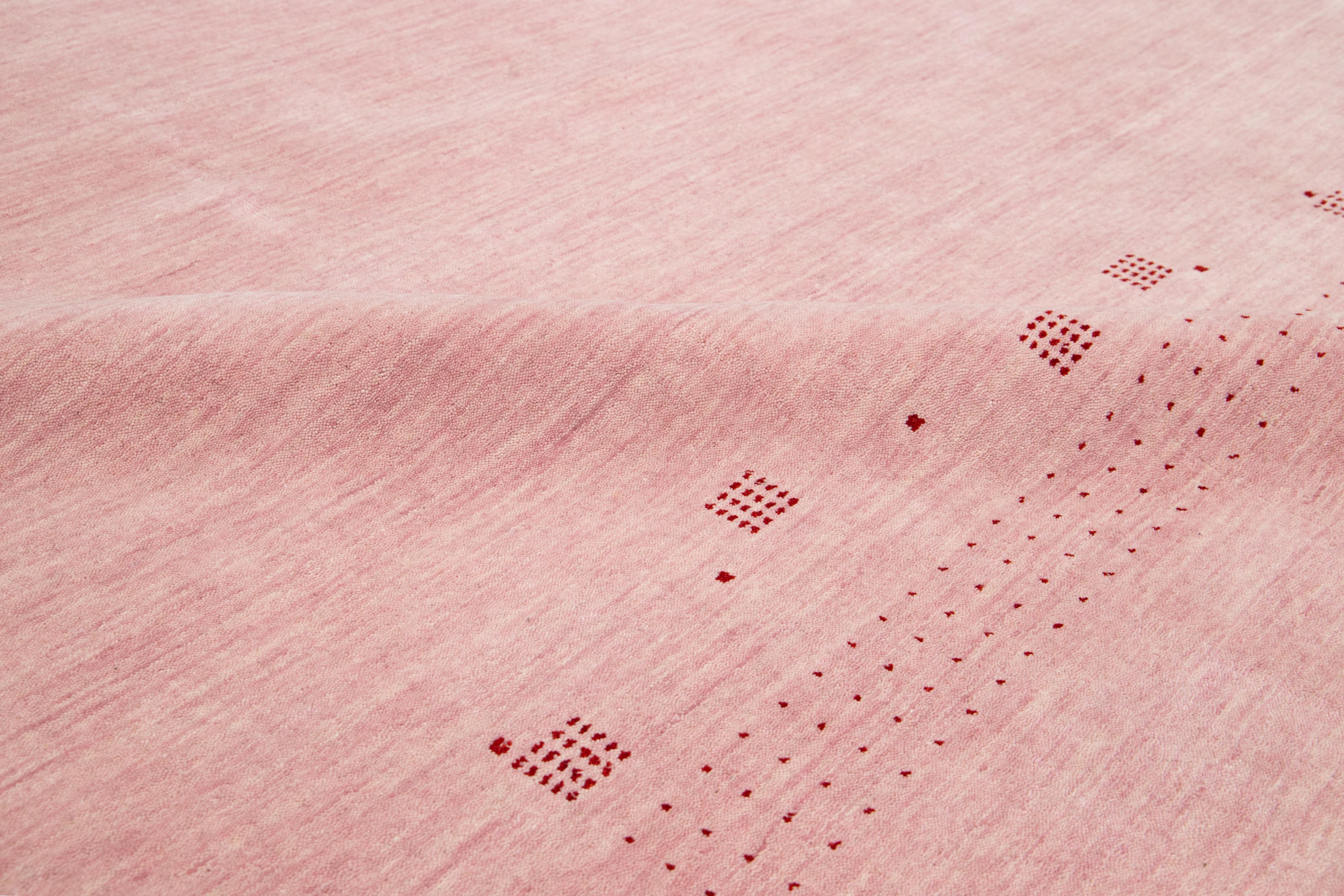 Moderner handgewobener minimalistischer Gabbeh-Wollteppich in Rosa im Zustand „Neu“ im Angebot in Norwalk, CT