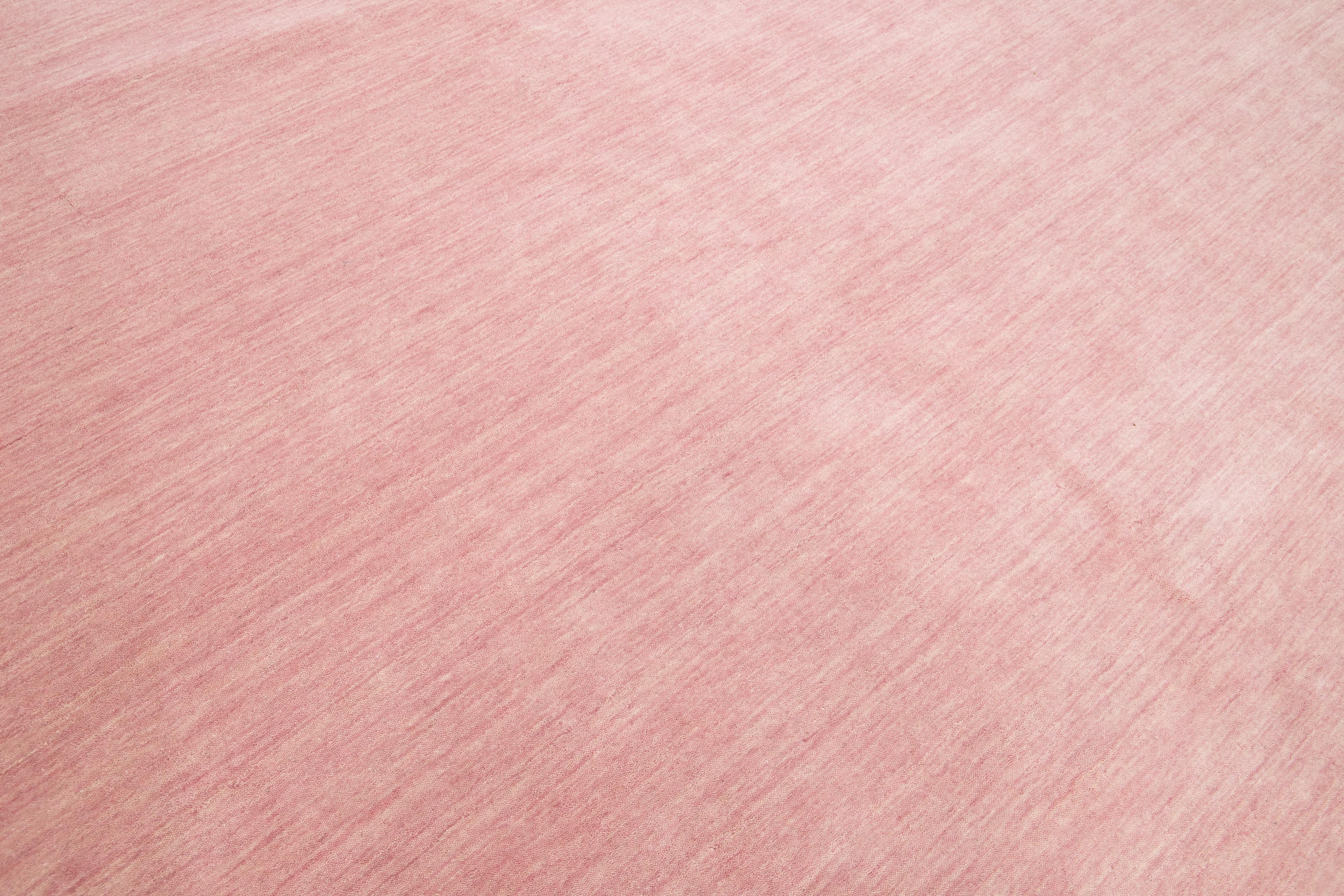 Moderner handgewobener minimalistischer Gabbeh-Wollteppich in Rosa (21. Jahrhundert und zeitgenössisch) im Angebot
