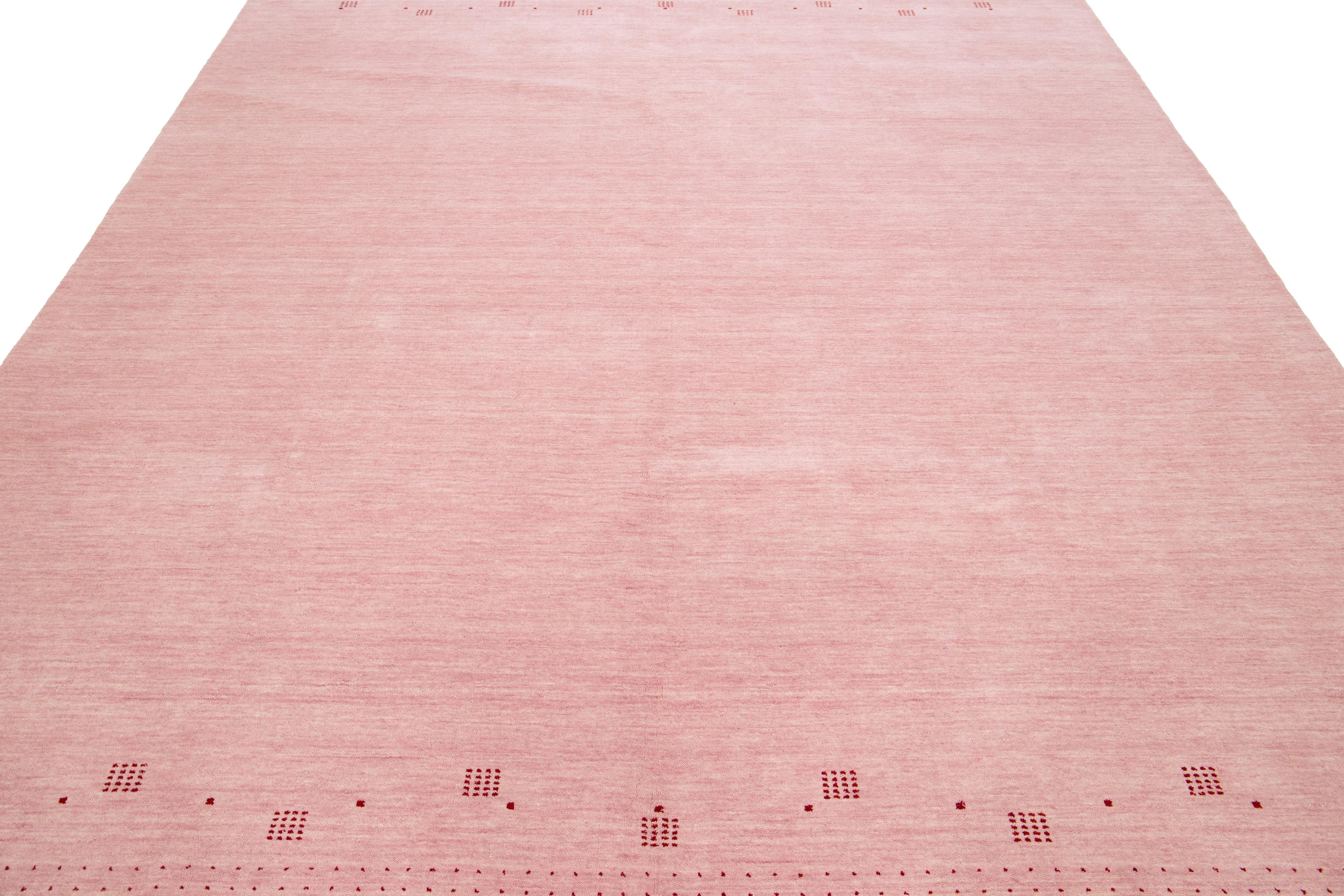 Moderner handgewobener minimalistischer Gabbeh-Wollteppich in Rosa (Wolle) im Angebot