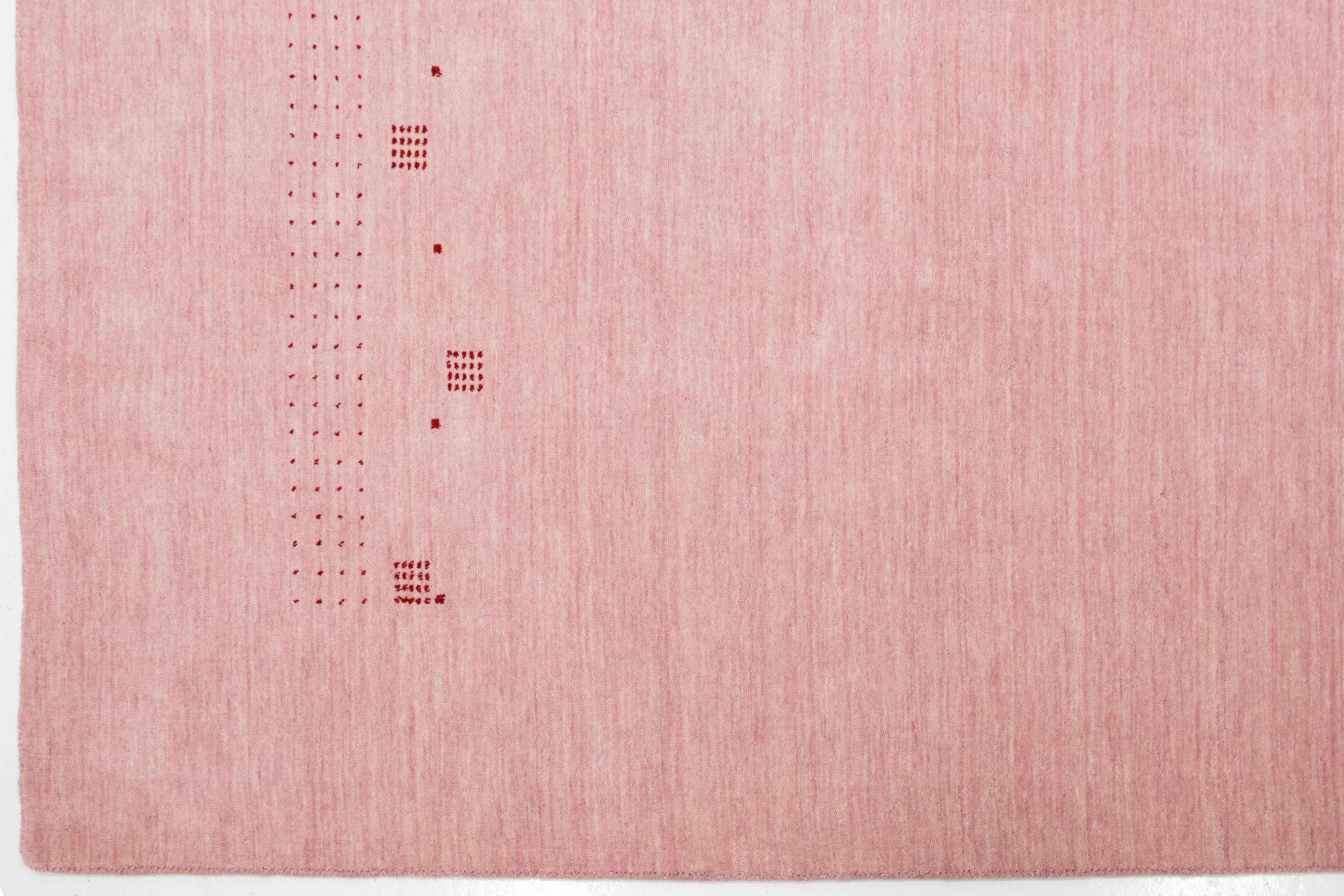 Moderner handgewobener minimalistischer Gabbeh-Wollteppich in Rosa im Angebot 1