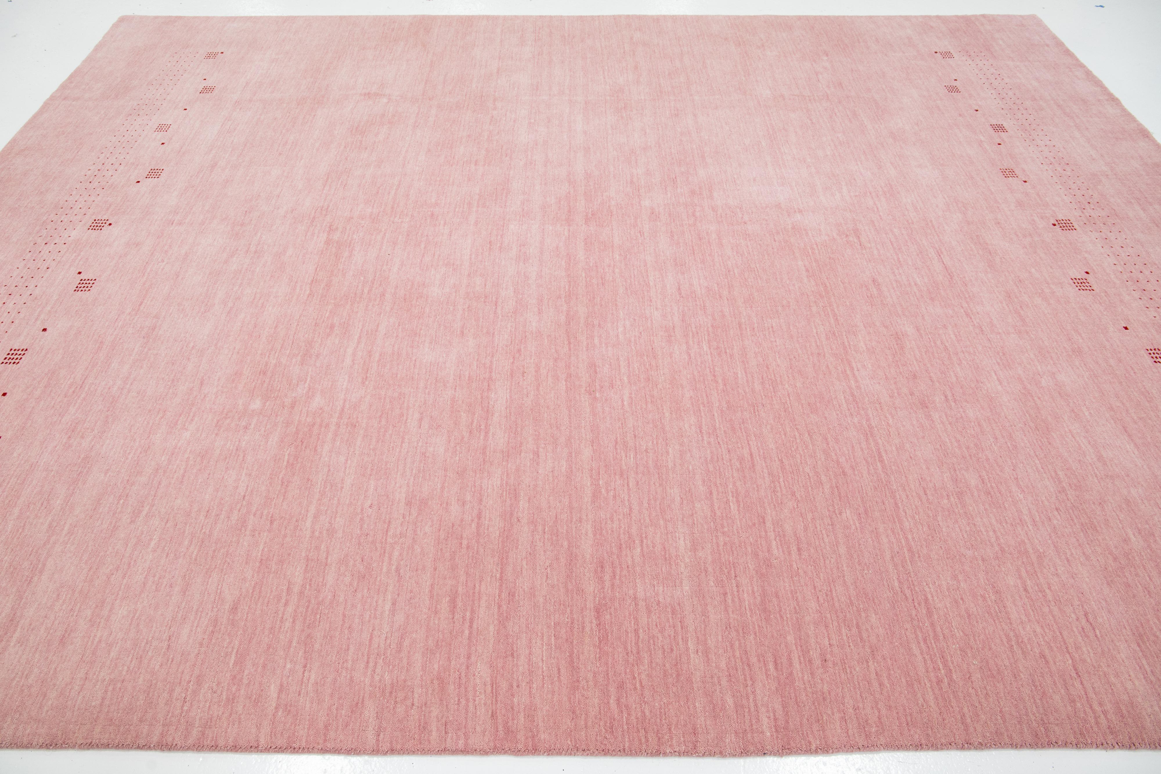 Moderner handgewobener minimalistischer Gabbeh-Wollteppich in Rosa im Angebot 2