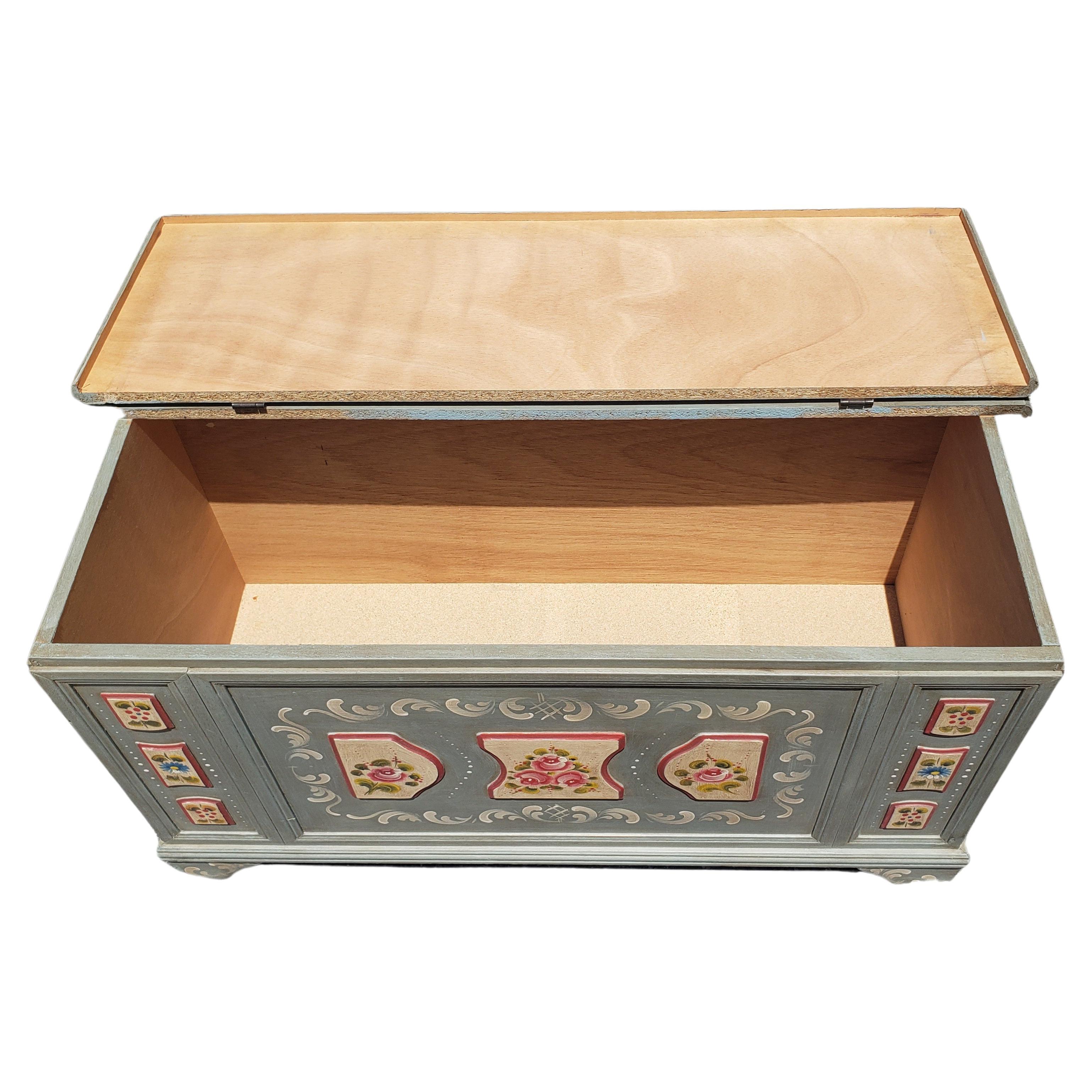 Cómoda moderna de pino pintada a mano con cajón lateral en venta 6