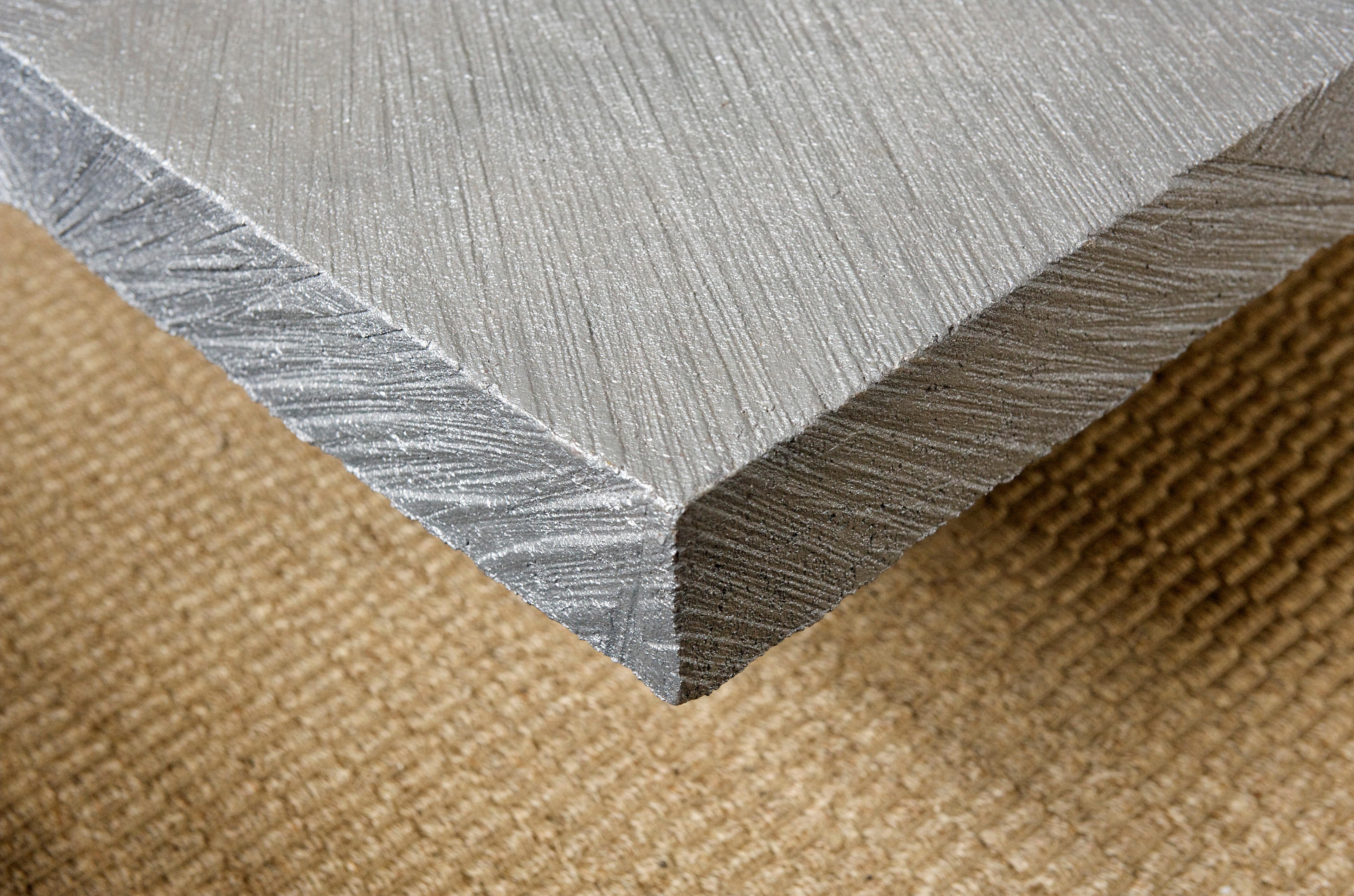 Die Ruhe im Chaos! Der Solace-Tisch ist stolz auf seinen handgefertigten, strukturierten Aluminiumguss, dessen Muster mit einer Form für jedes Stück erstellt werden, was jedes Stück zu einem Unikat macht. Die schlichte Form hebt die intensive Textur