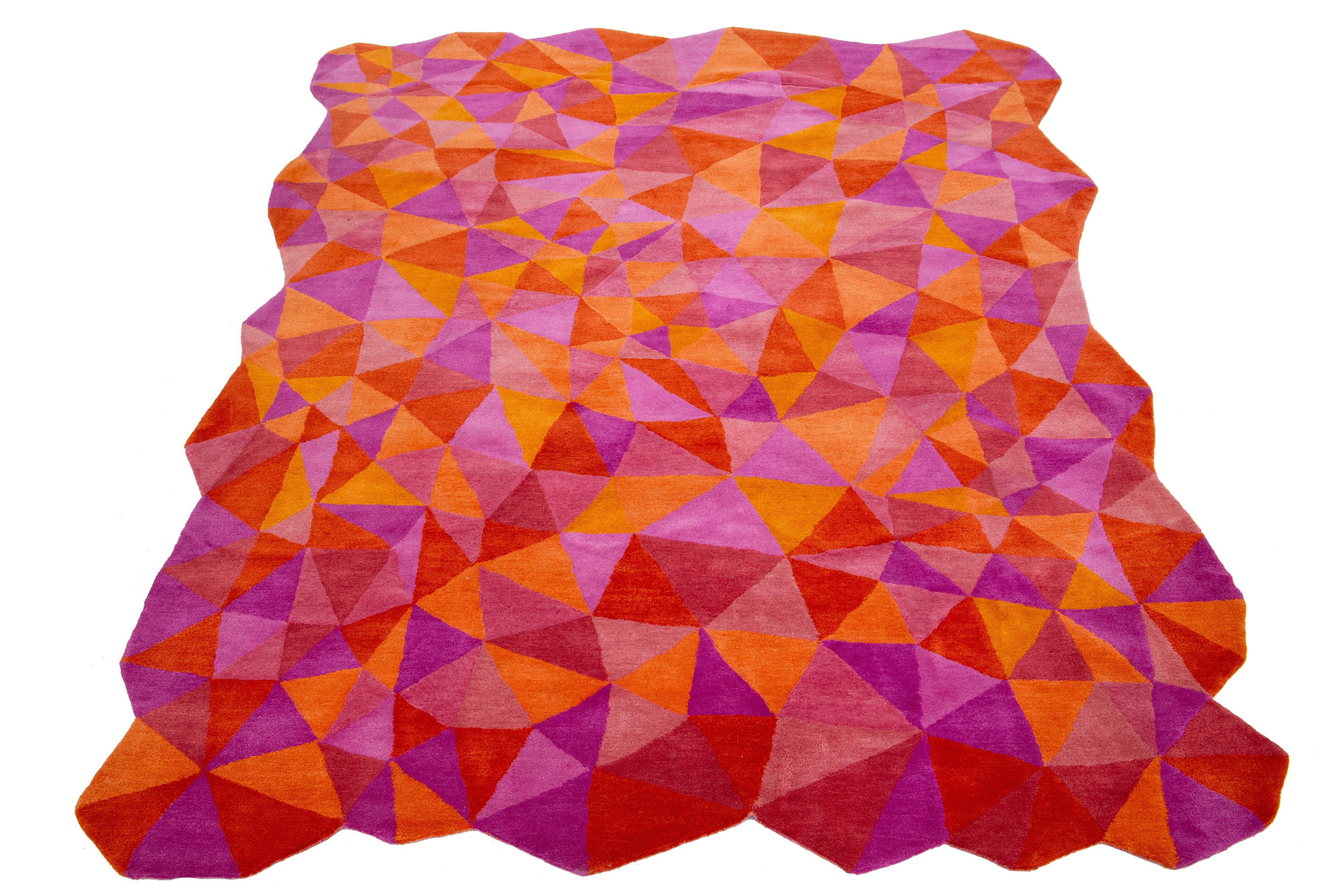 Dieser wunderschöne, moderne, handgetuftete Wollteppich ist Teil unserer Laura Gottwald for Apadana Collection'S und zeigt orange, lila, pink und rote Felder. Dieses Fantasia-Design: Unser einziges Design, das sich nicht wiederholt, ist eine