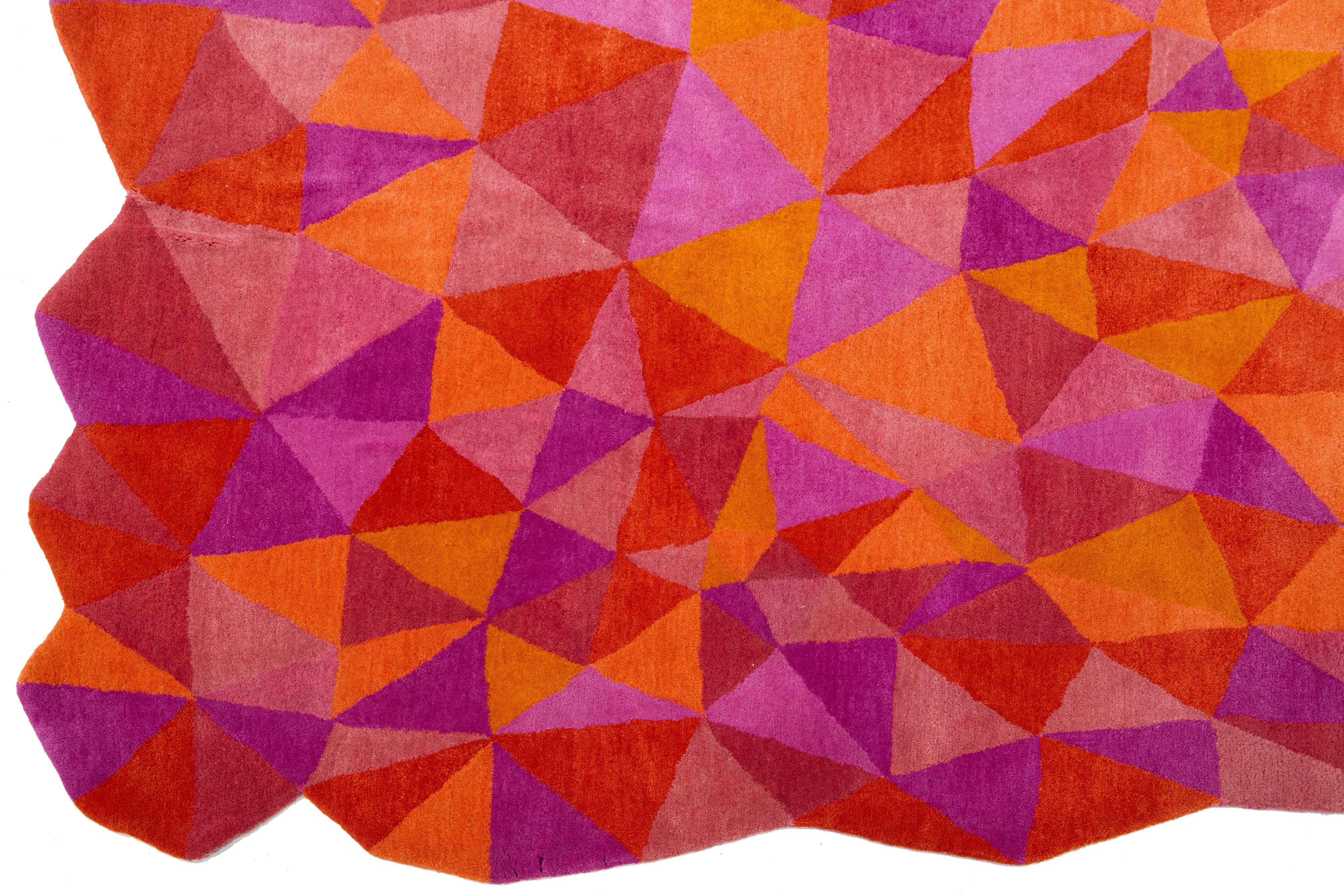 Moderner handgetufteter Fantasia-Wollteppich mit asymmetrischen Mustern von Apadana im Zustand „Neu“ im Angebot in Norwalk, CT